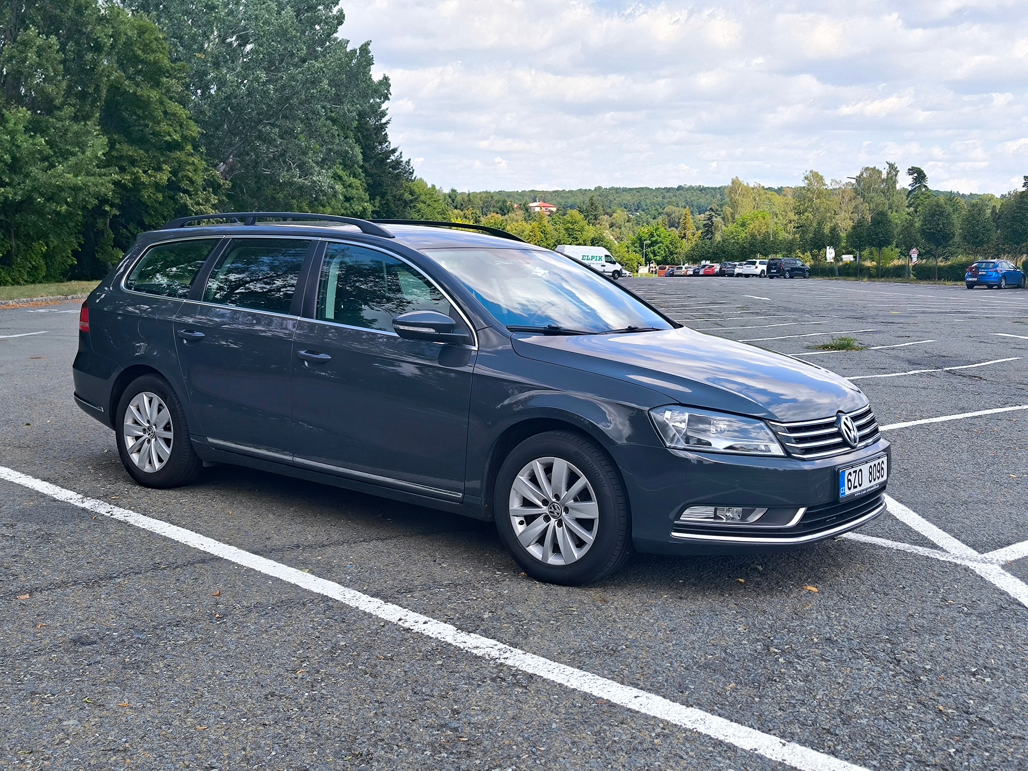 Volkswagen Passat, nebourané vozidlo + zimní sada - fotka 3