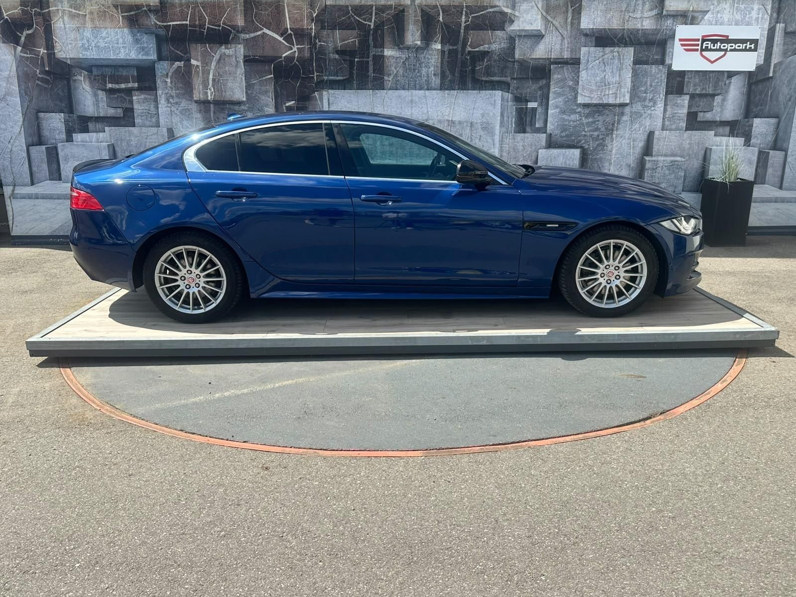 Jaguar XE, 2.0D, 120KW, R SPORT - fotka 5
