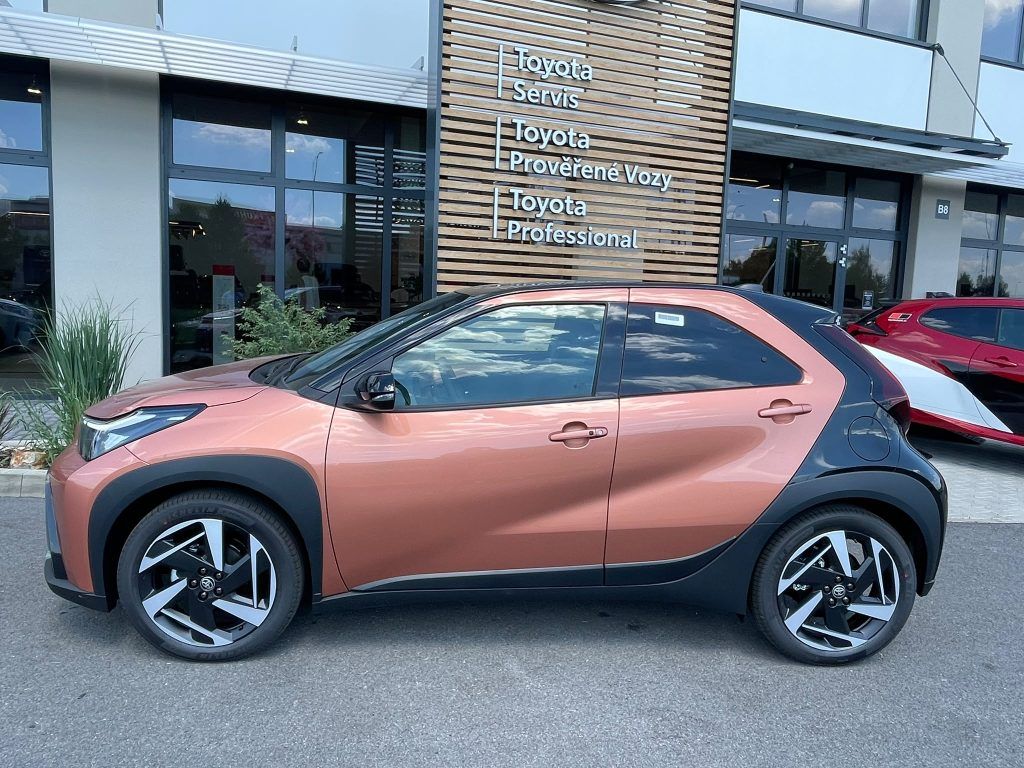Toyota Aygo, 1.5 Hybrid automat Executive - fotka 4