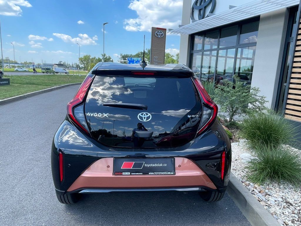 Toyota Aygo, 1.5 Hybrid automat Executive - fotka 6