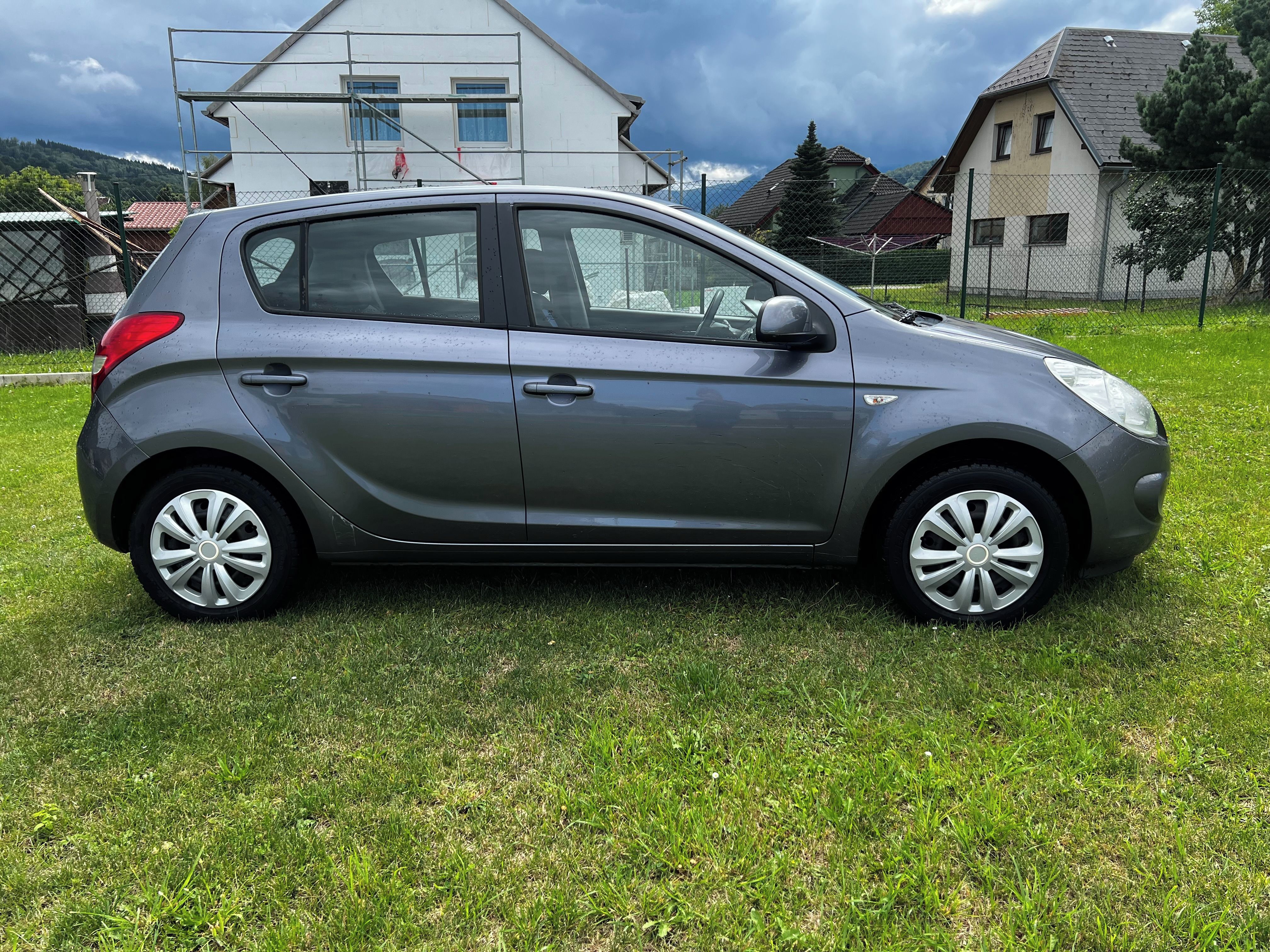 Hyundai i20, 1.3i KLIMA NÍZKÝ NÁJEZD - fotka 4