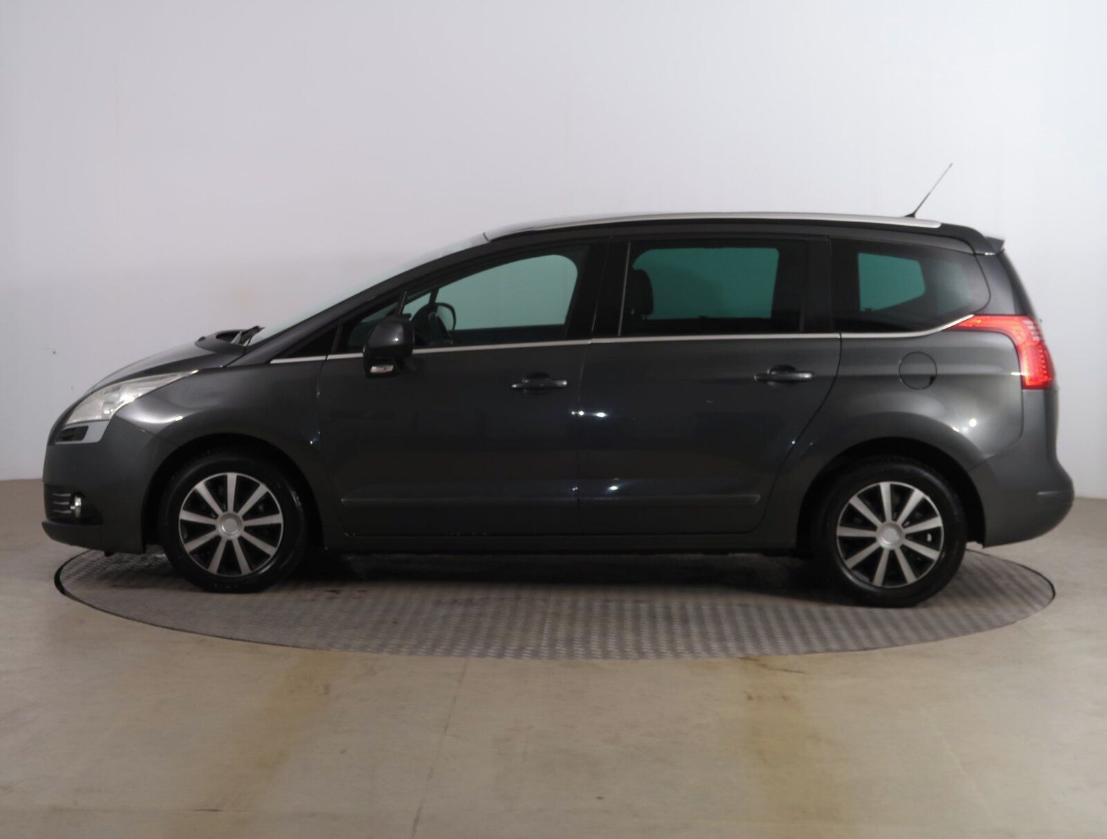 Peugeot 5008, 2.0 BlueHDi, Active, 7 míst - fotka 3
