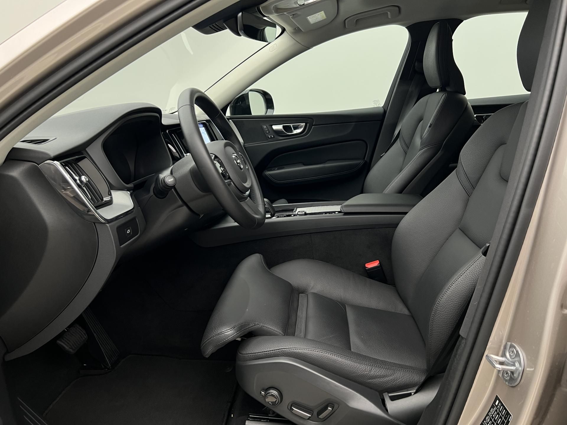 Volvo XC60, B4 AWD DARK PLUS AUT - fotka 3
