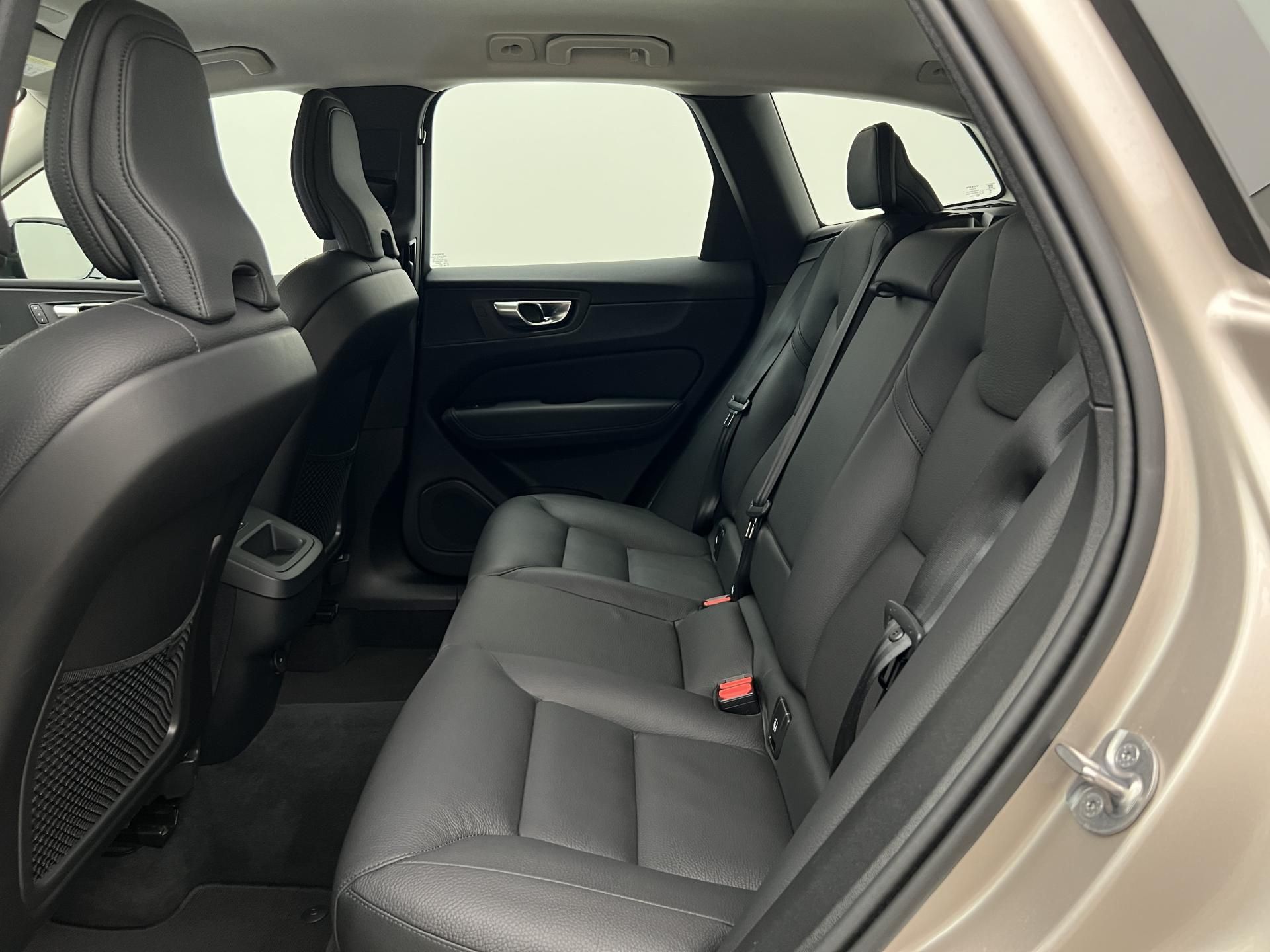 Volvo XC60, B4 AWD DARK PLUS AUT - fotka 6
