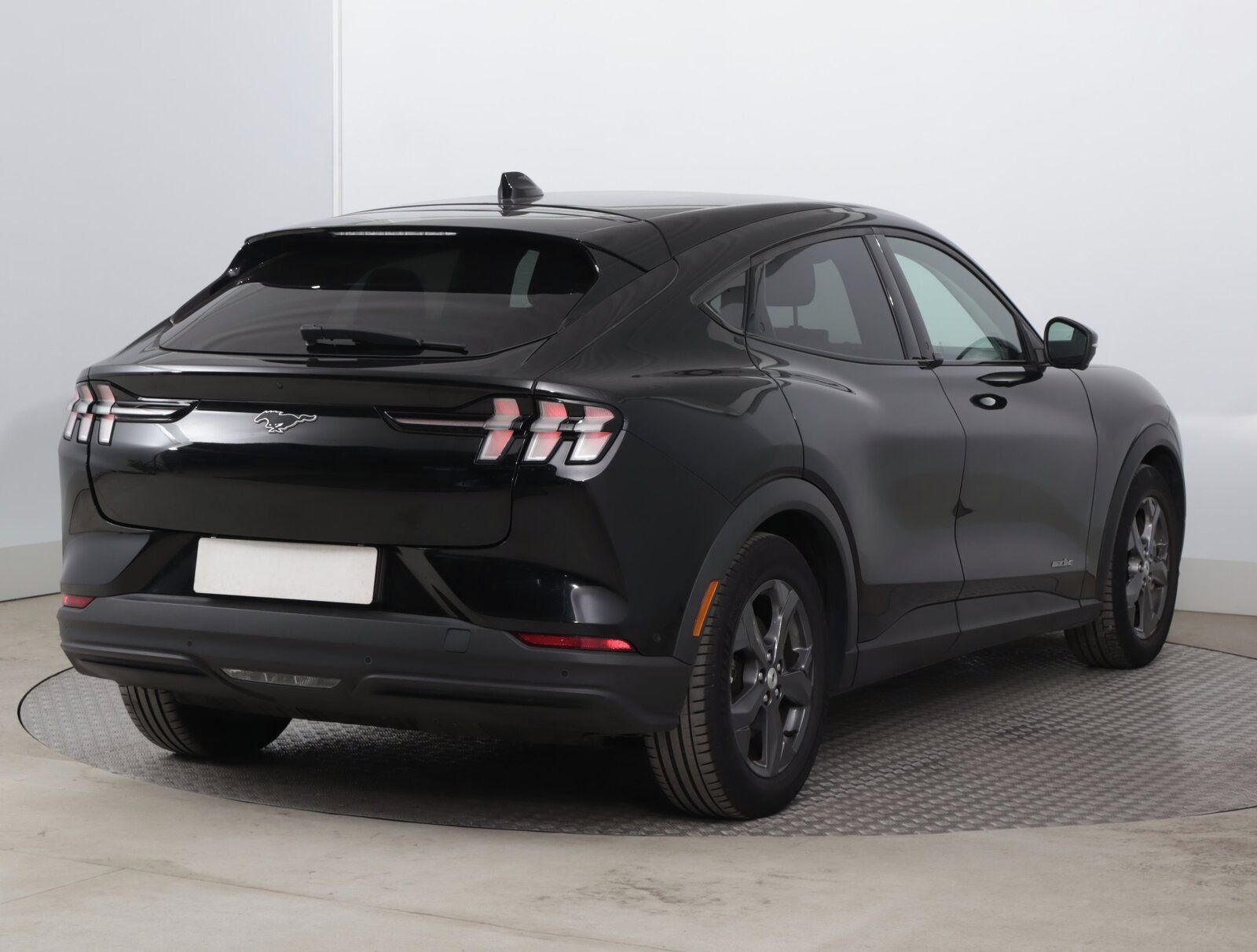 Ford Mustang Mach-E, Standard Range RWD, SoH 94% - fotka 5