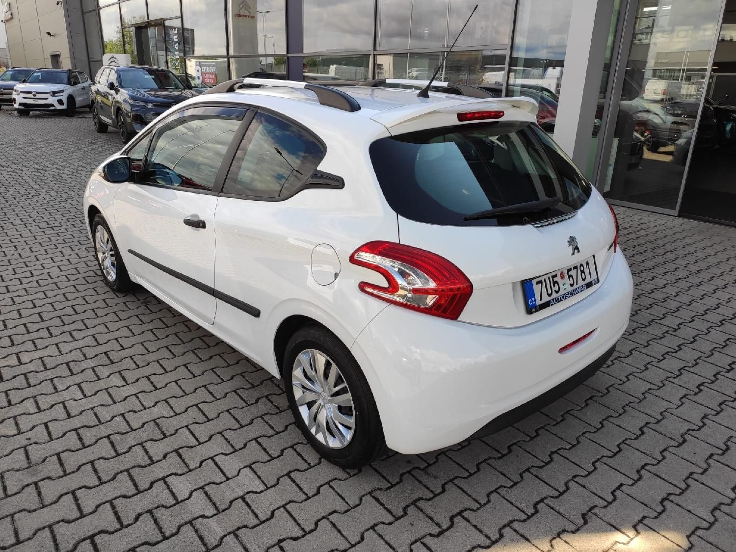 Peugeot 208, 1.2i 92k MAN5 nové CZ po STK - fotka 3