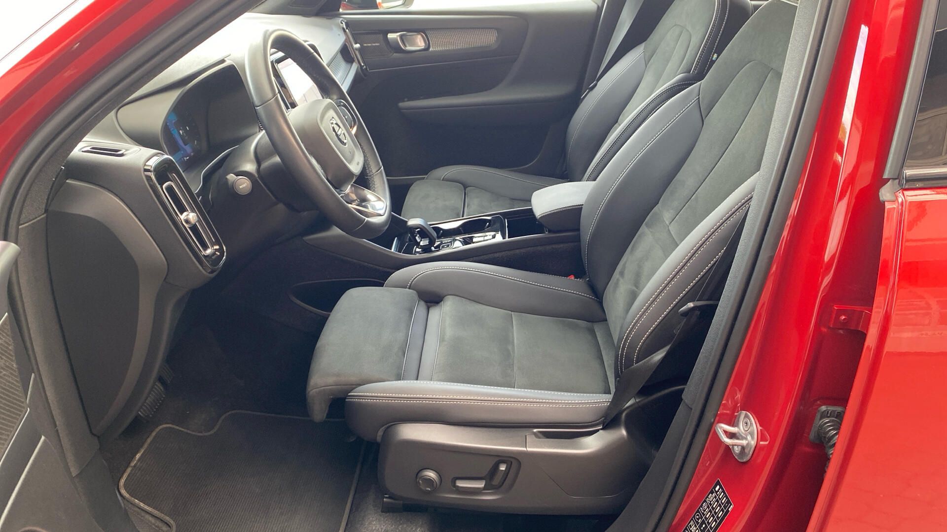 Volvo XC40, PLUS DARK, B4 AWD, 145+10 kW / - fotka 5