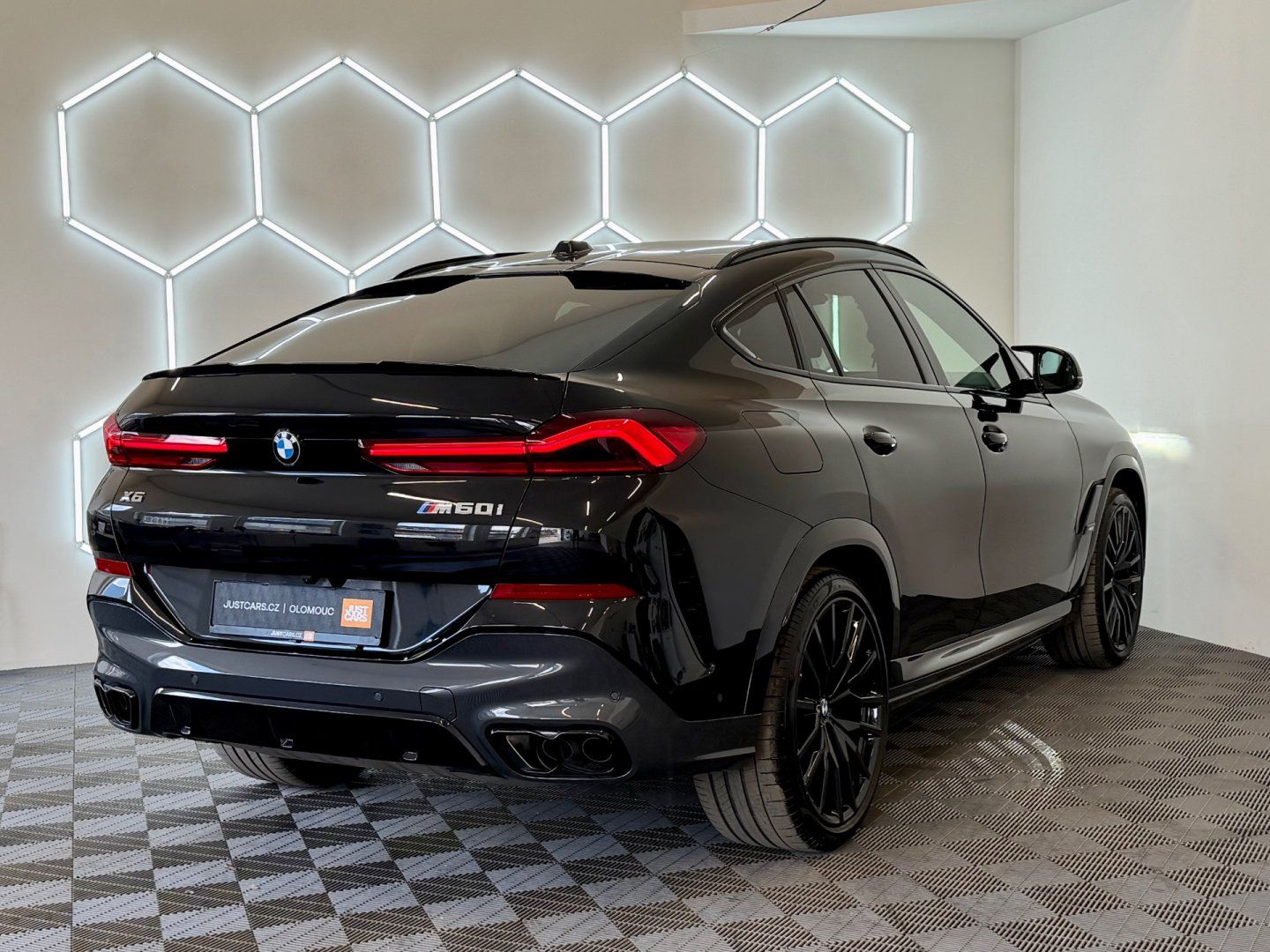 BMW X6, M60i xDrive, 390kW, 1.MAJ, ČR - fotka 6