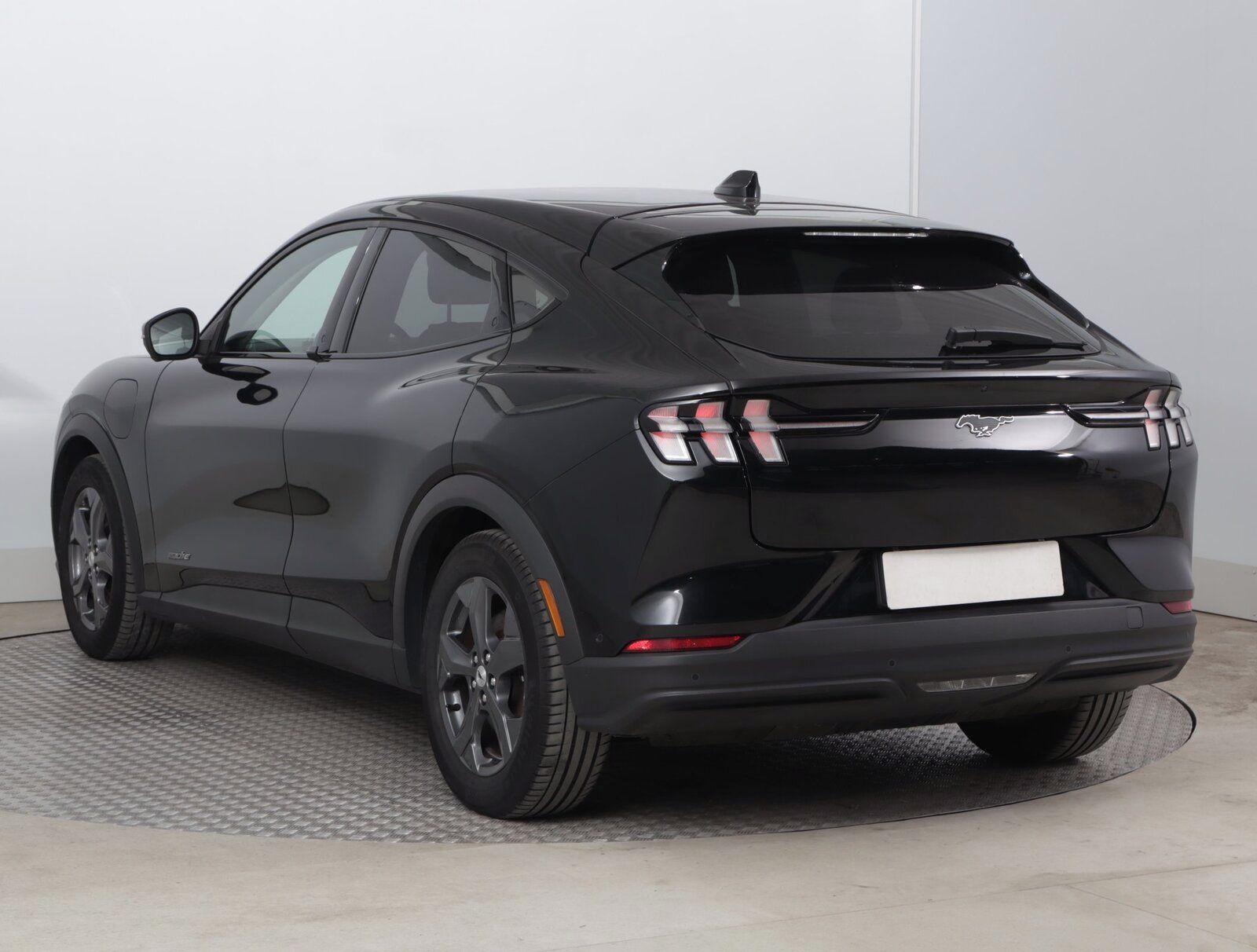 Ford Mustang Mach-E, Standard Range RWD, SoH 94% - fotka 4