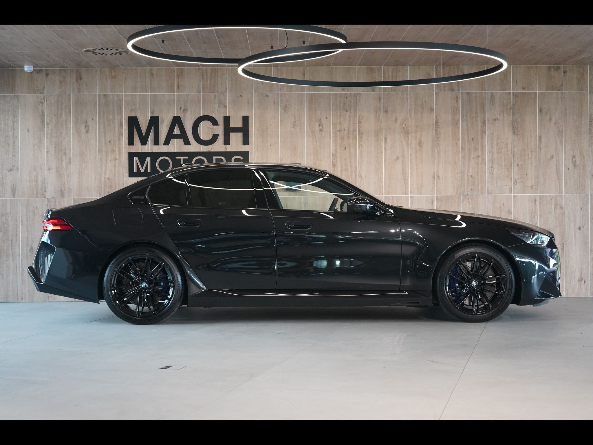 BMW M5, B&W, Ventilace, Panorama, HUD - fotka 6