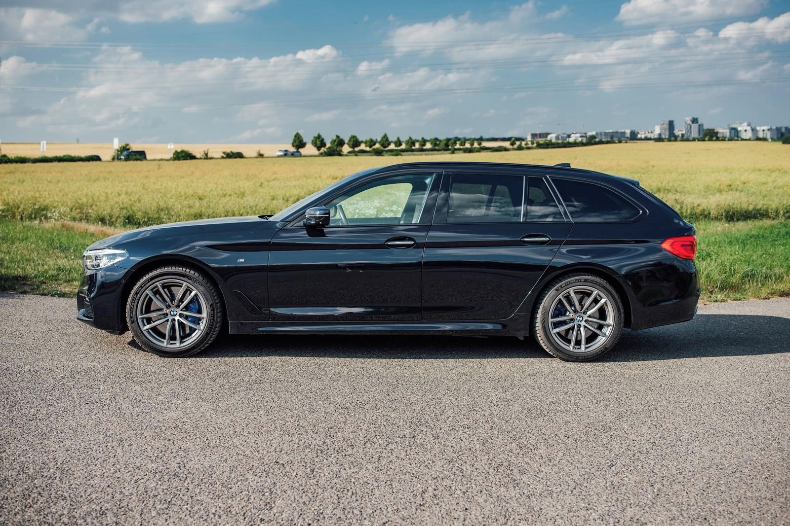 BMW Řada 5, 540iX Individual, plná výbava - fotka 2