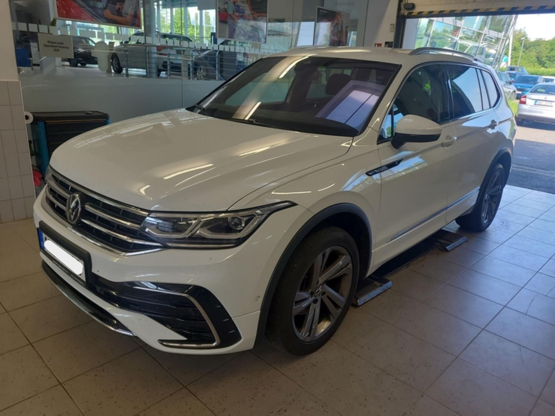 Volkswagen Tiguan Allspace, 2,0 TDi/110kW 4x4 DSG R-Line - fotka 3