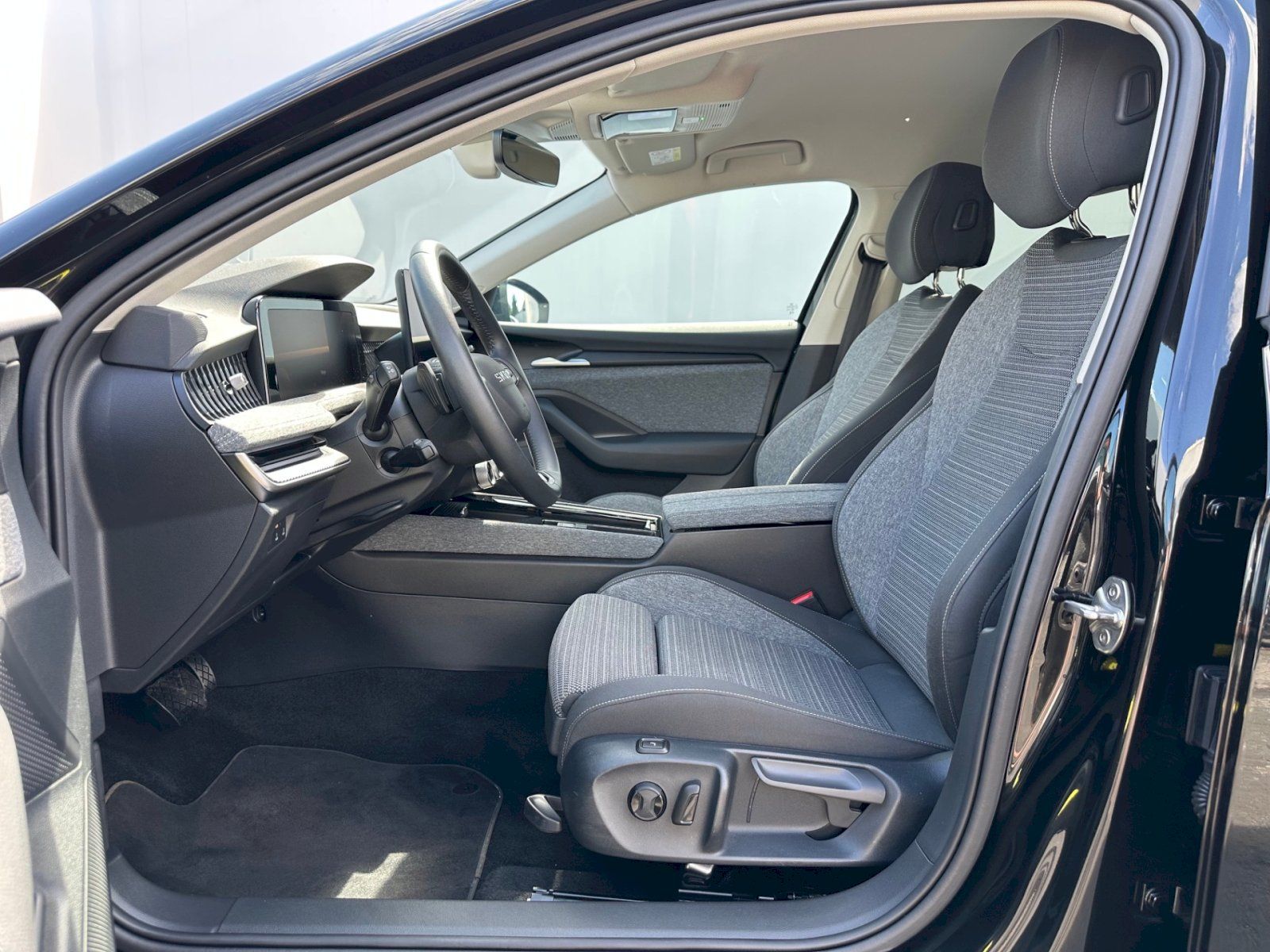 Škoda Superb, 2,0 TDI / 110 KW / DSG / Selec - fotka 6