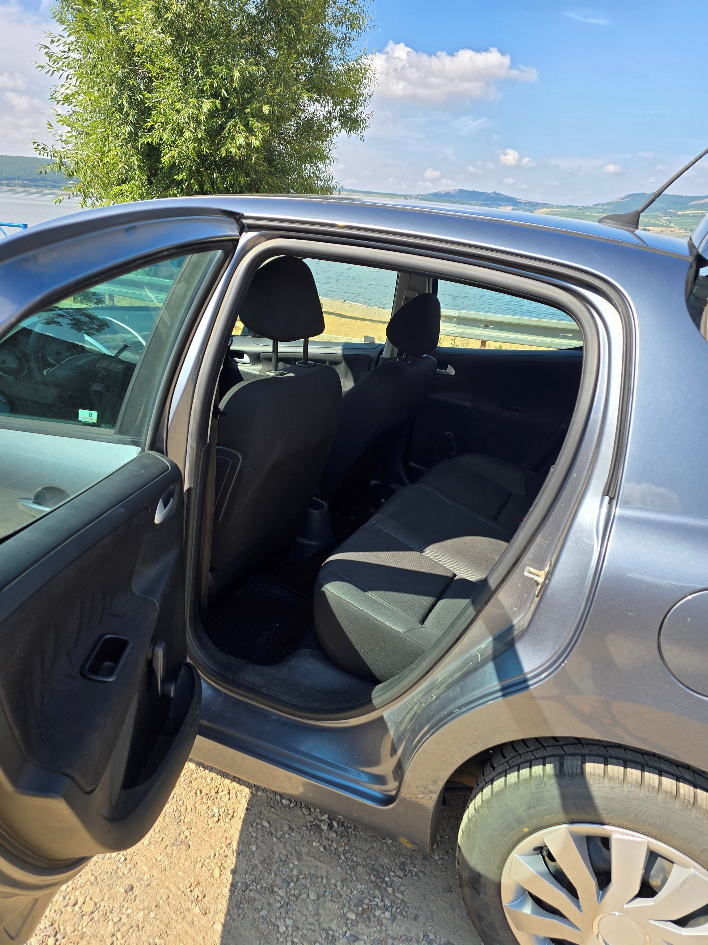 Peugeot 207, 1.4, 54kw nová STK. Pěkný stav - fotka 6