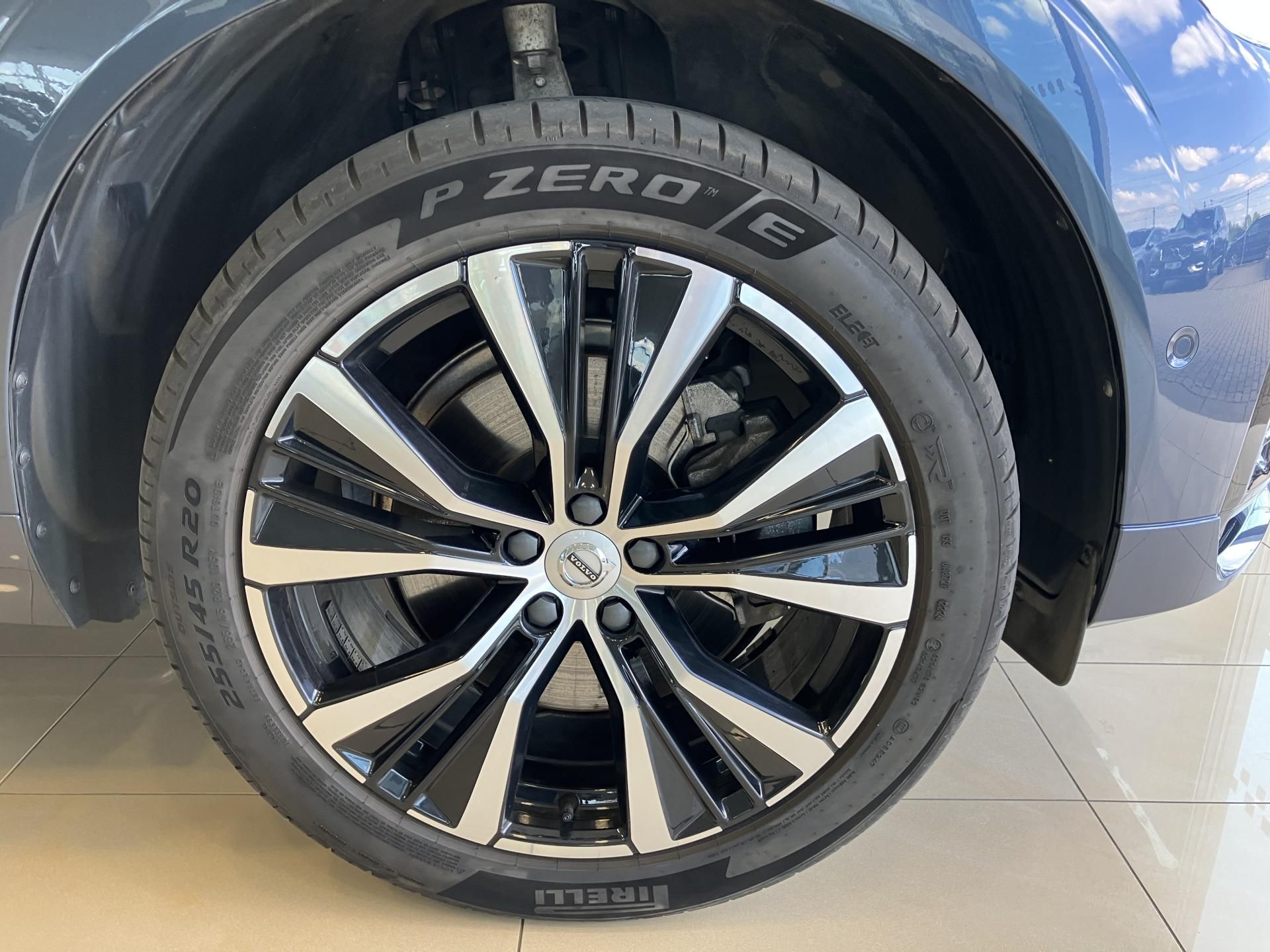Volvo XC60, T8 eAWD Ultimate Dark - fotka 5