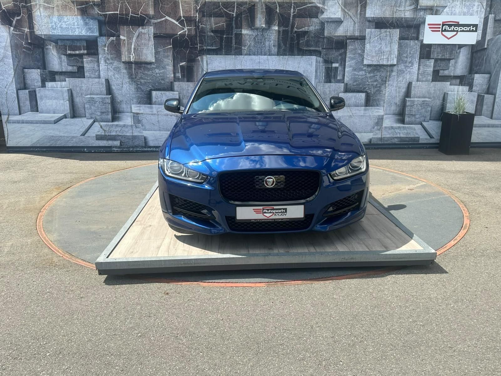 Jaguar XE, 2.0D, 120KW, R SPORT - fotka 2