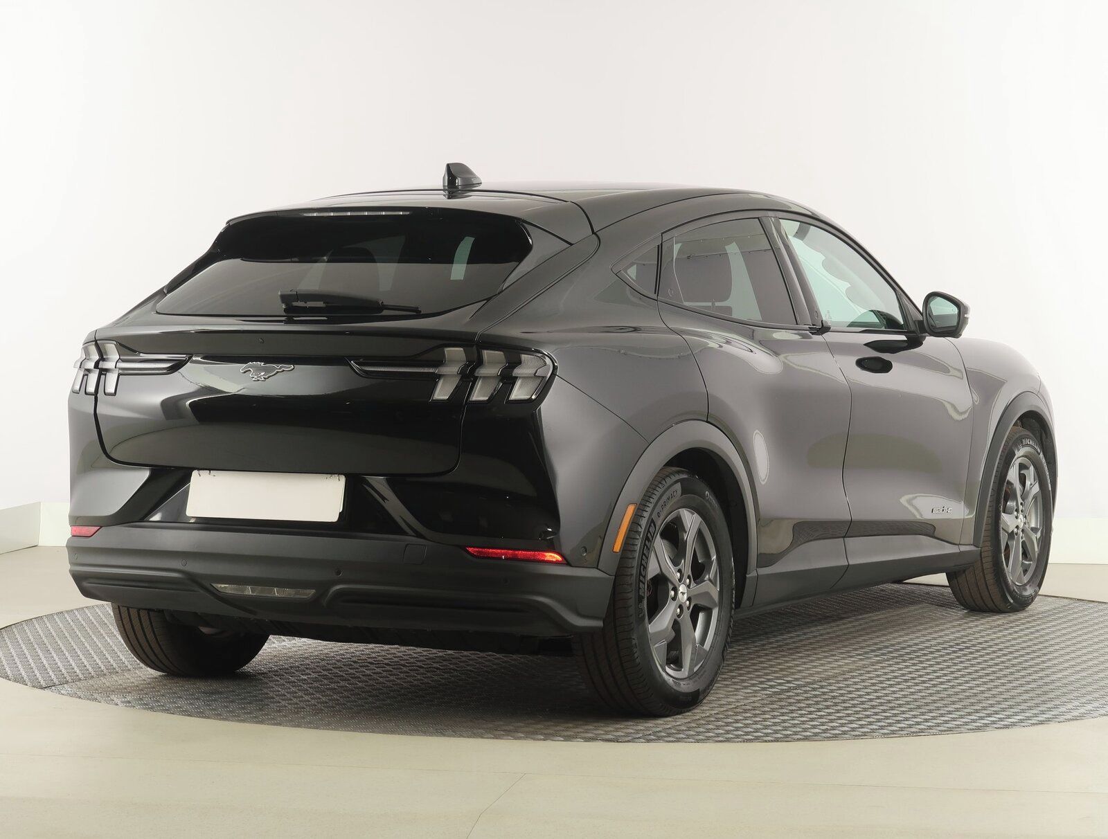 Ford Mustang Mach-E, Standard Range RWD, SoH 95% - fotka 5