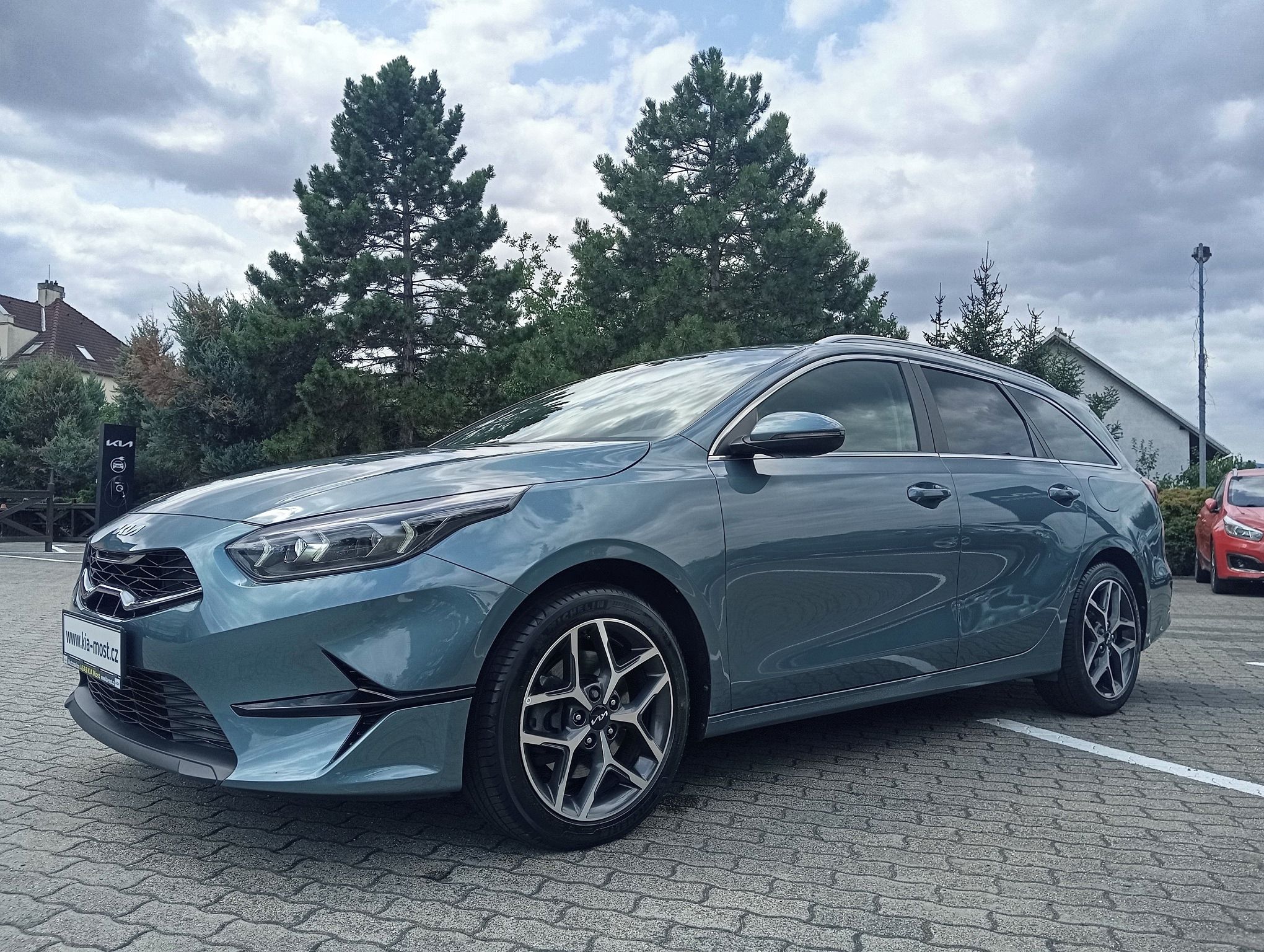 Kia Cee´d SW, 1.5 T-GDi TOP + tažné zařízení - fotka 4