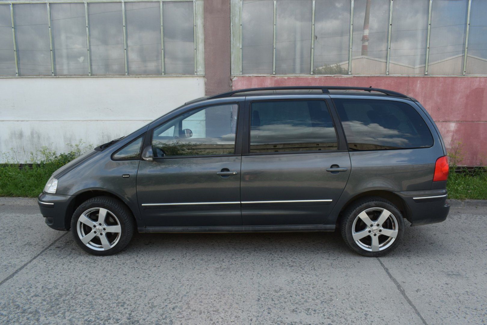 Volkswagen Sharan, 7MÍST, VÝBAVA - fotka 3