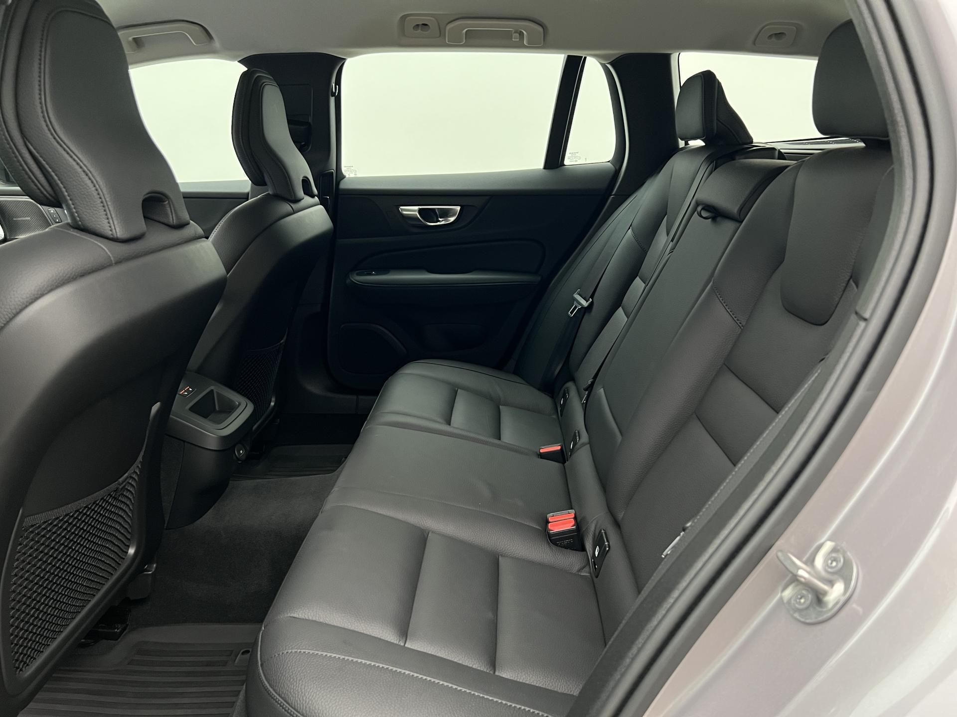 Volvo V60, B4 DARK PLUS 1. maj. - fotka 6