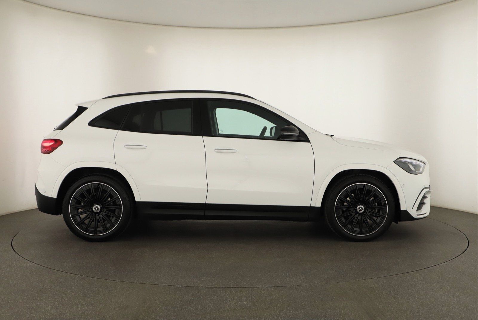 Mercedes-Benz GLA, 220 4MATIC, AMG LINE, KEYLESS - fotka 6