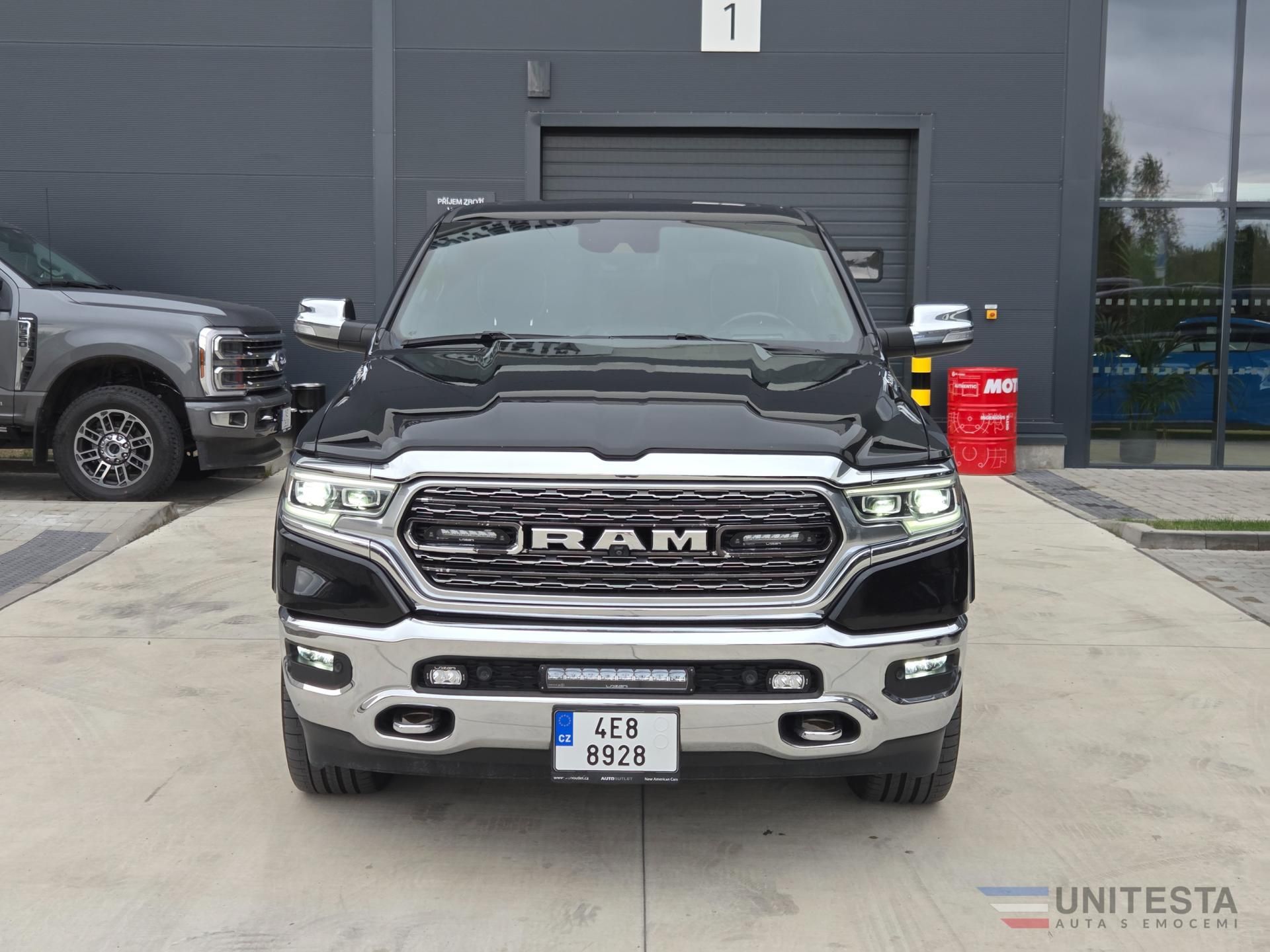 Dodge Ram, RAM 1500 Limited V8 - fotka 2