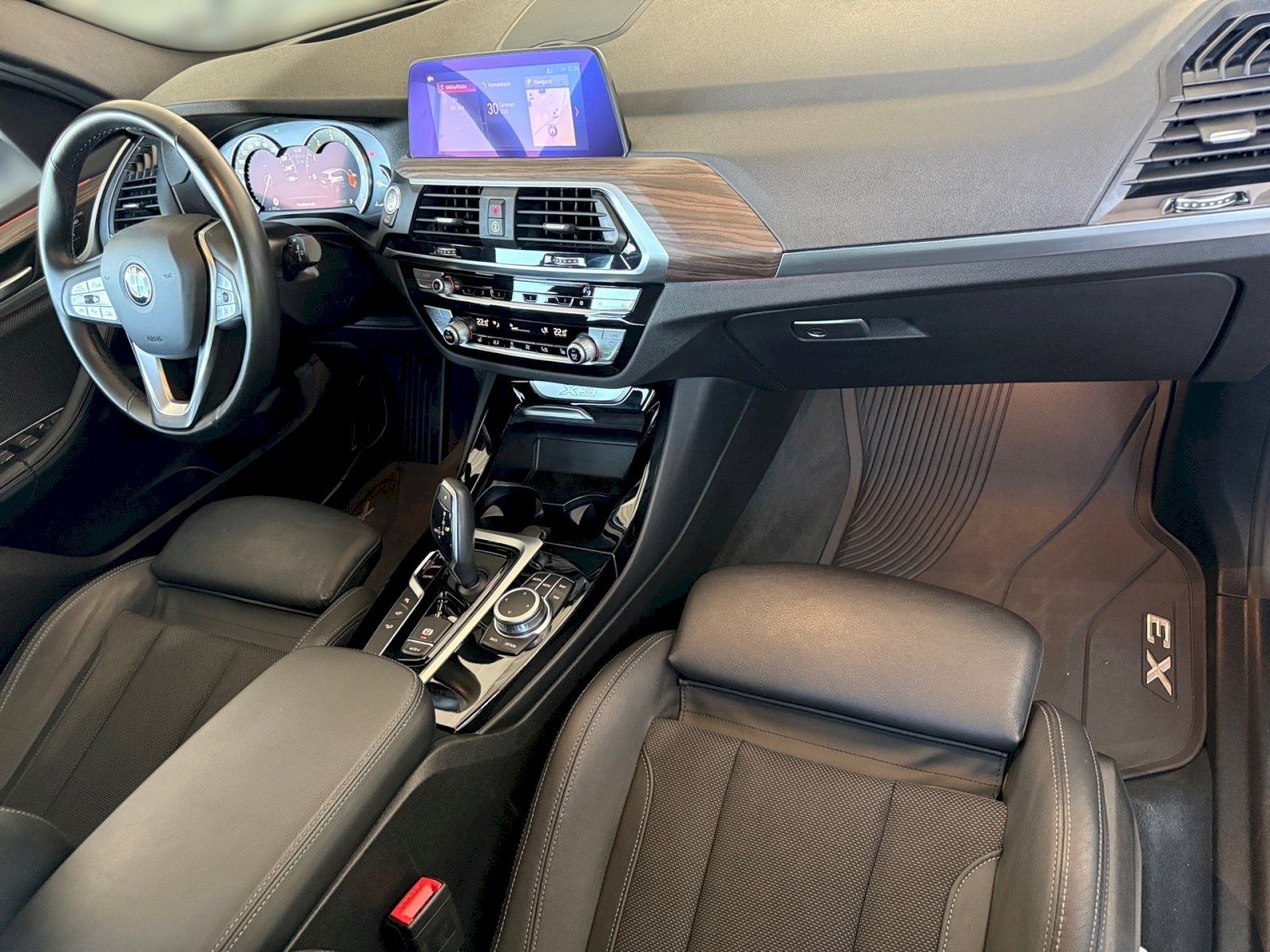 BMW X3, 2,0 i / 135 kW xDRIVE AT - fotka 5