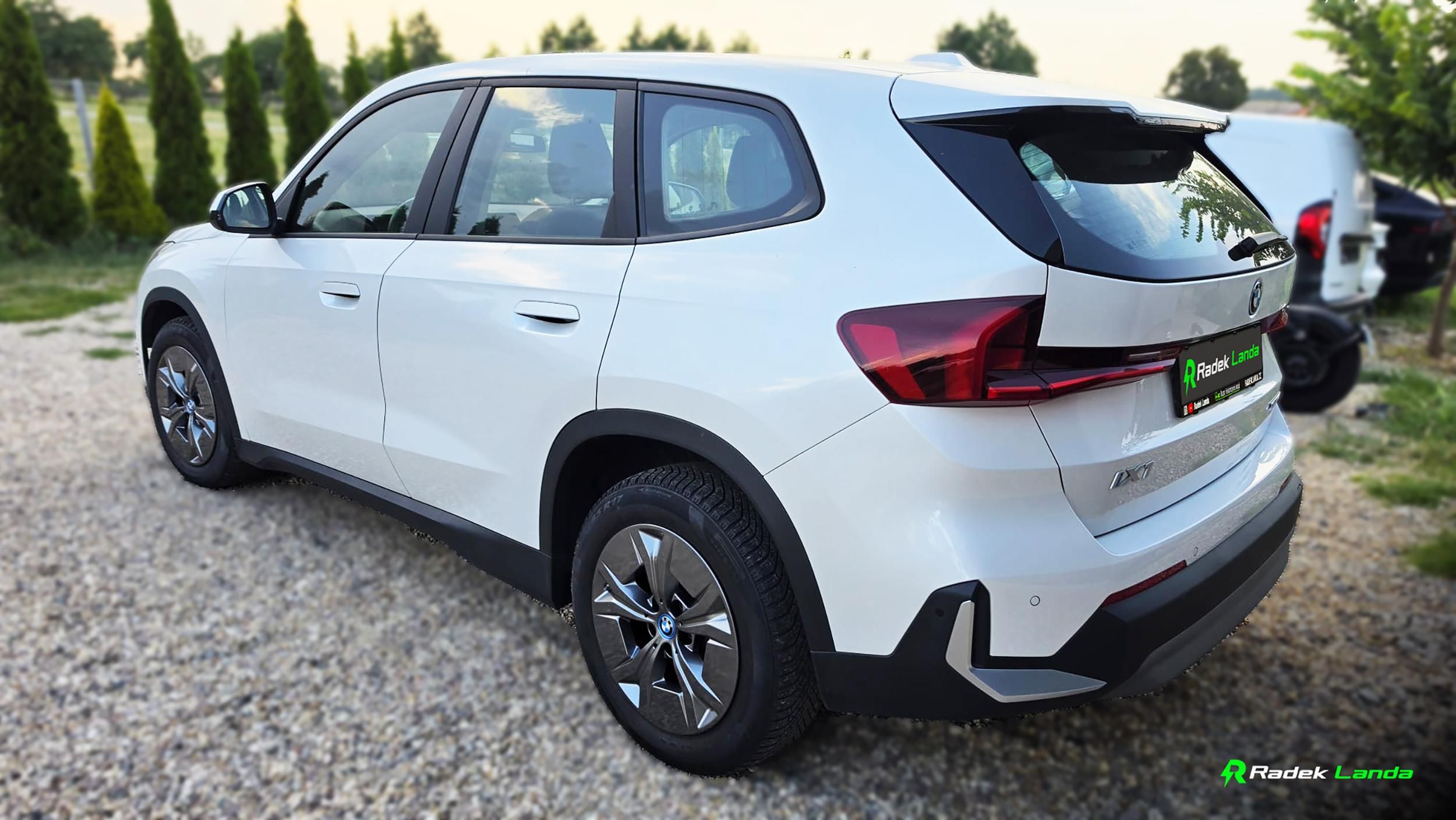 BMW iX1, xDrive30 - fotka 4