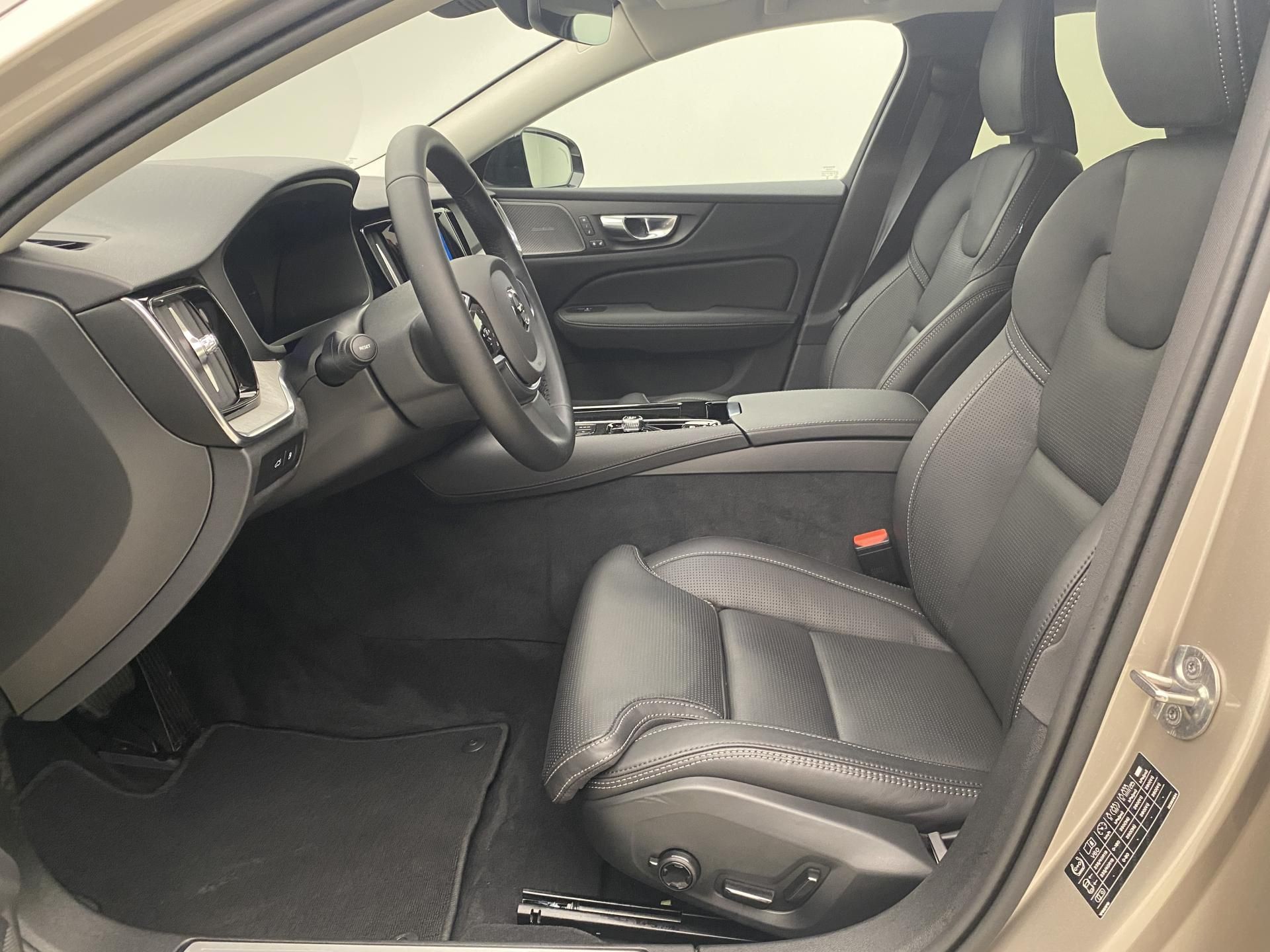 Volvo V60, T8 AWD RECHARGE DARK PLUS CZ - fotka 2