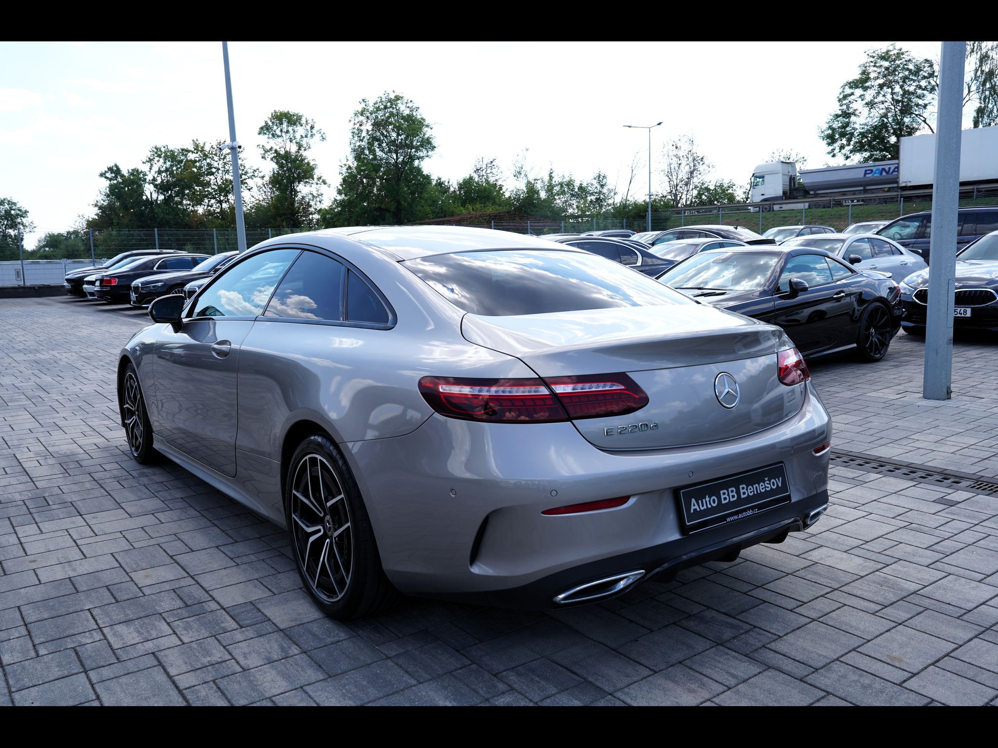 Mercedes-Benz Třídy E, E 220d AMG Avantgarde/195 PS - fotka 4