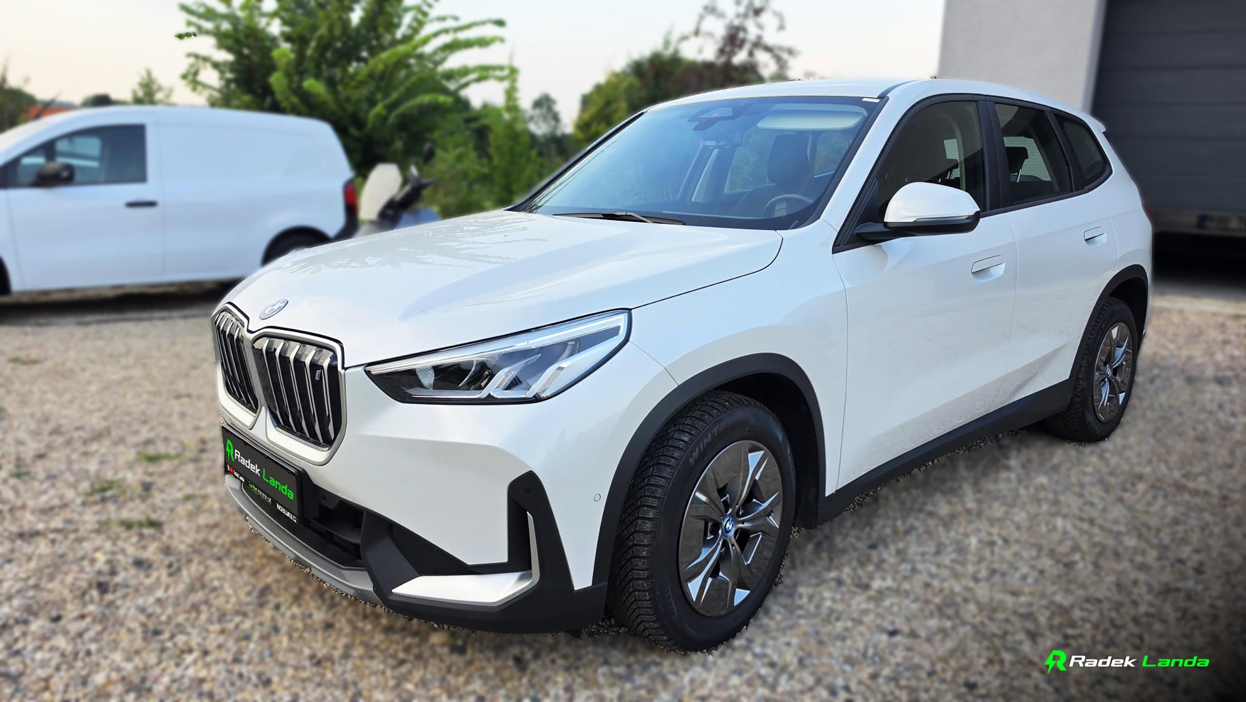 BMW iX1, xDrive30 - fotka 3