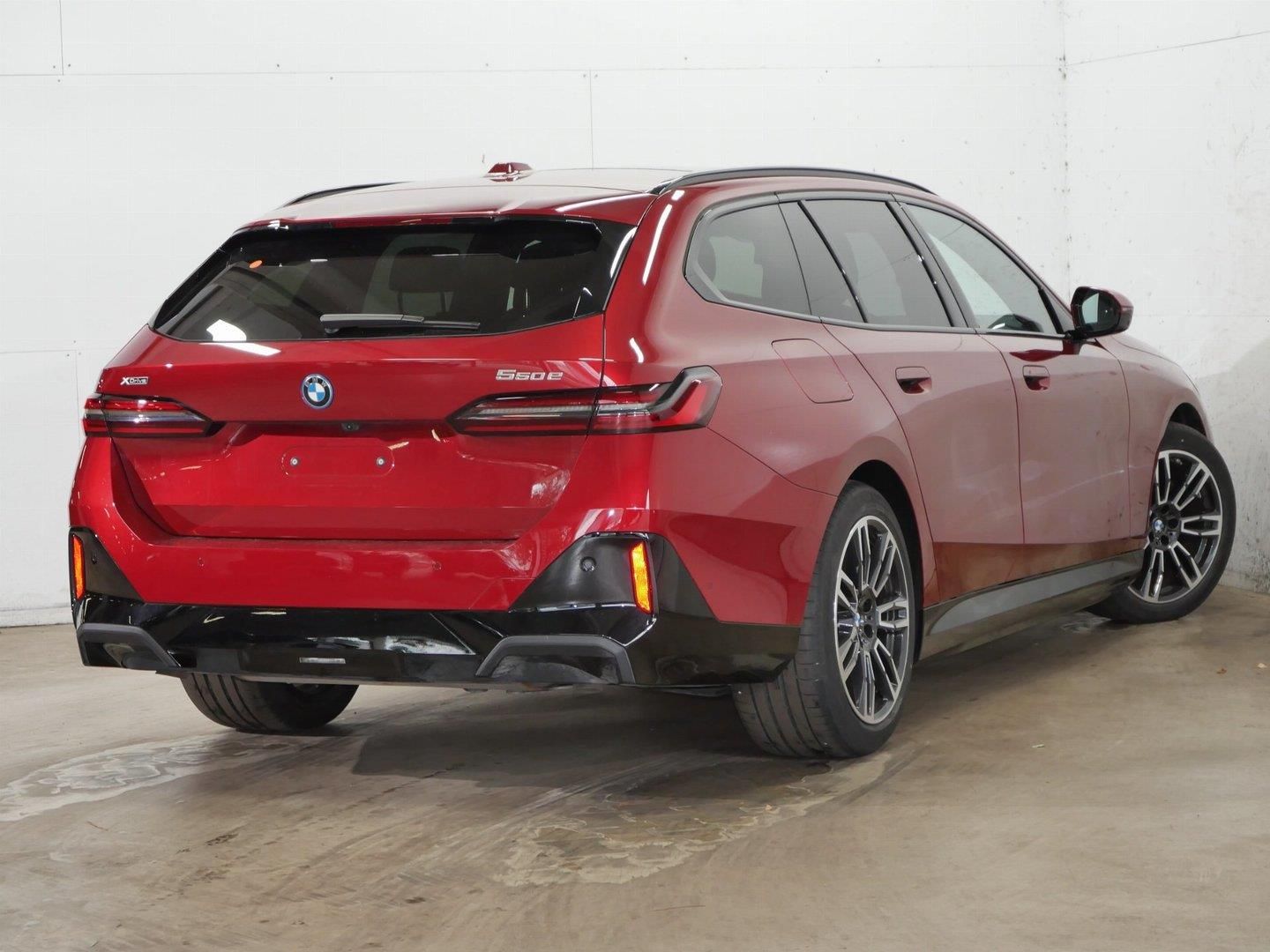 BMW Řada 5, 550e xDrive Touring M PRO - fotka 4