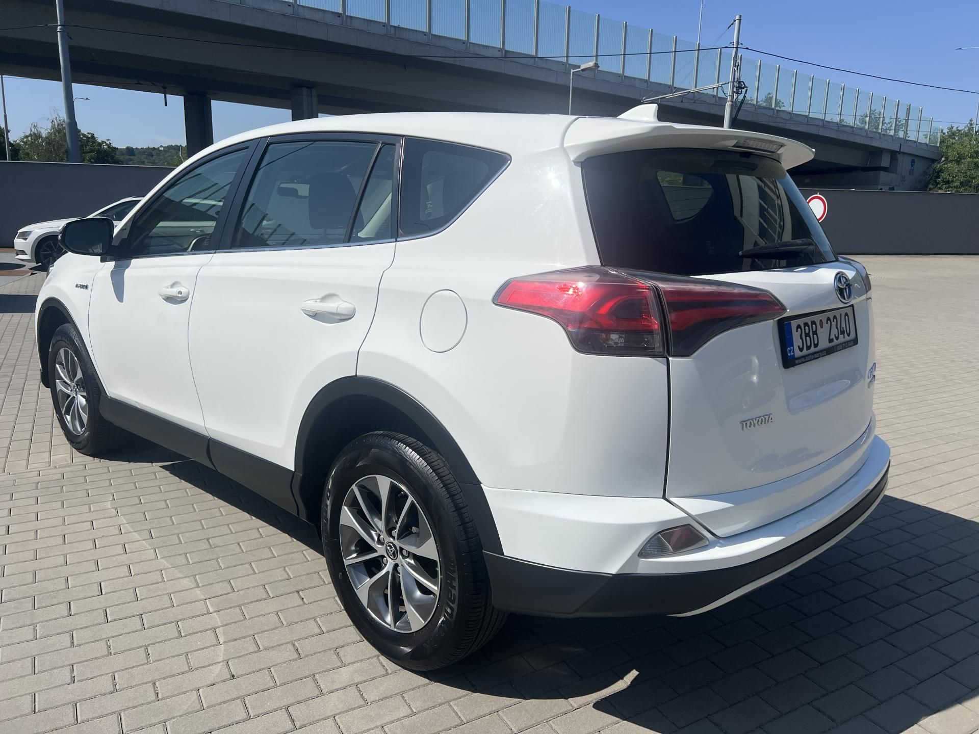 Toyota Rav4, 2.5i HYBRID 114kw - fotka 5