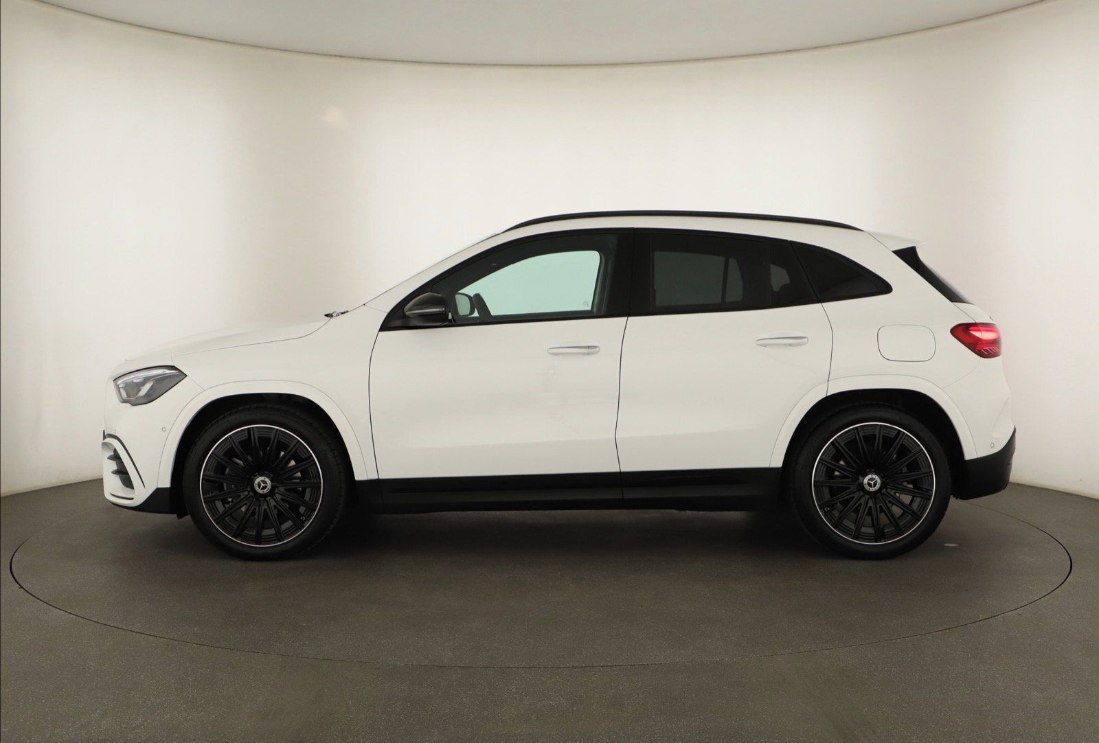 Mercedes-Benz GLA, 220 4MATIC, AMG LINE, KEYLESS - fotka 2