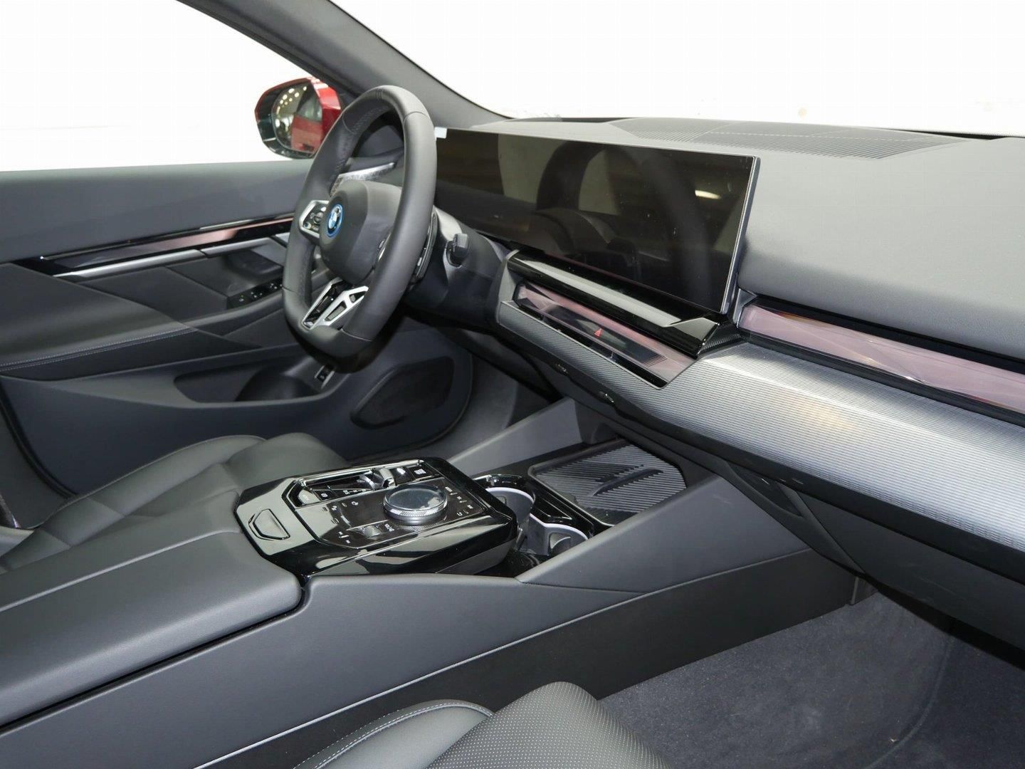 BMW Řada 5, 550e xDrive Touring M PRO - fotka 5