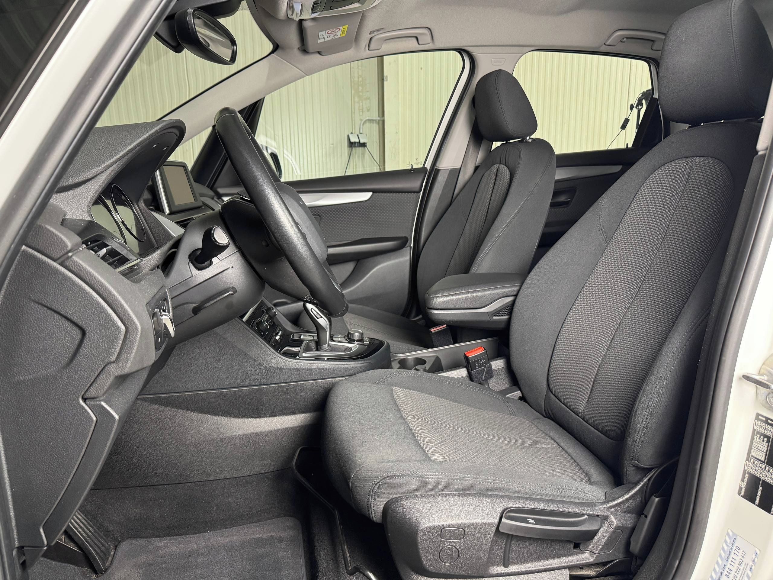 BMW Řada 2, 216d, ČR, Serviska, Výbava - fotka 5
