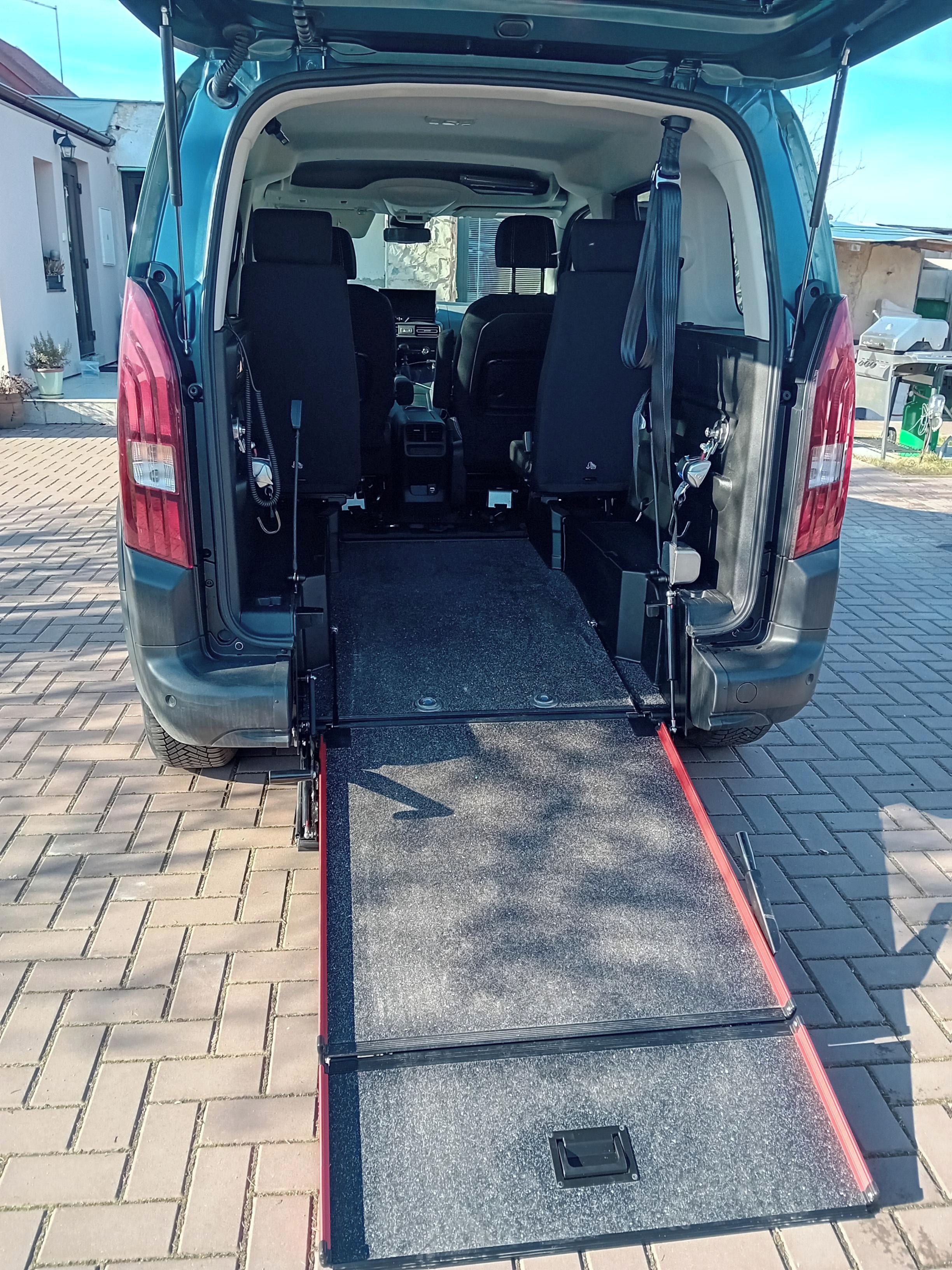 Peugeot Rifter, Peugeot  s invalidní úpravou - fotka 3