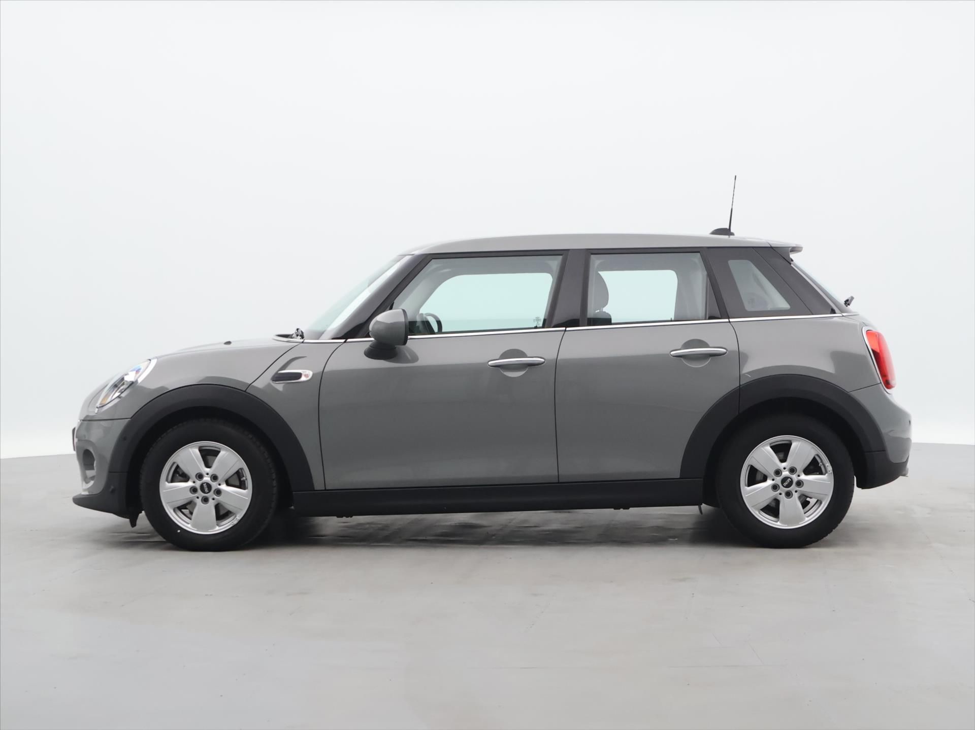 Mini Cooper, 1,5 100 kW 1.Maj. Aut.klima - fotka 4