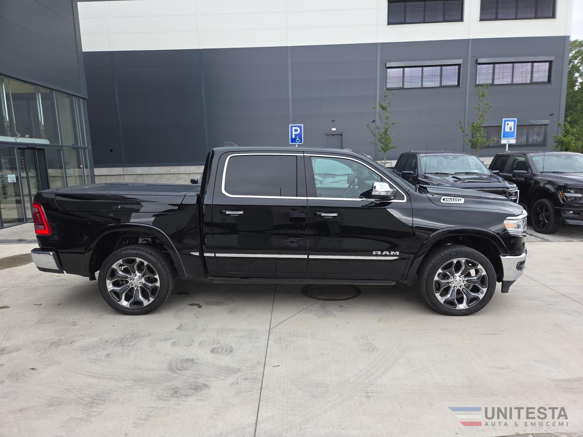 Dodge Ram, RAM 1500 Limited V8 - fotka 4