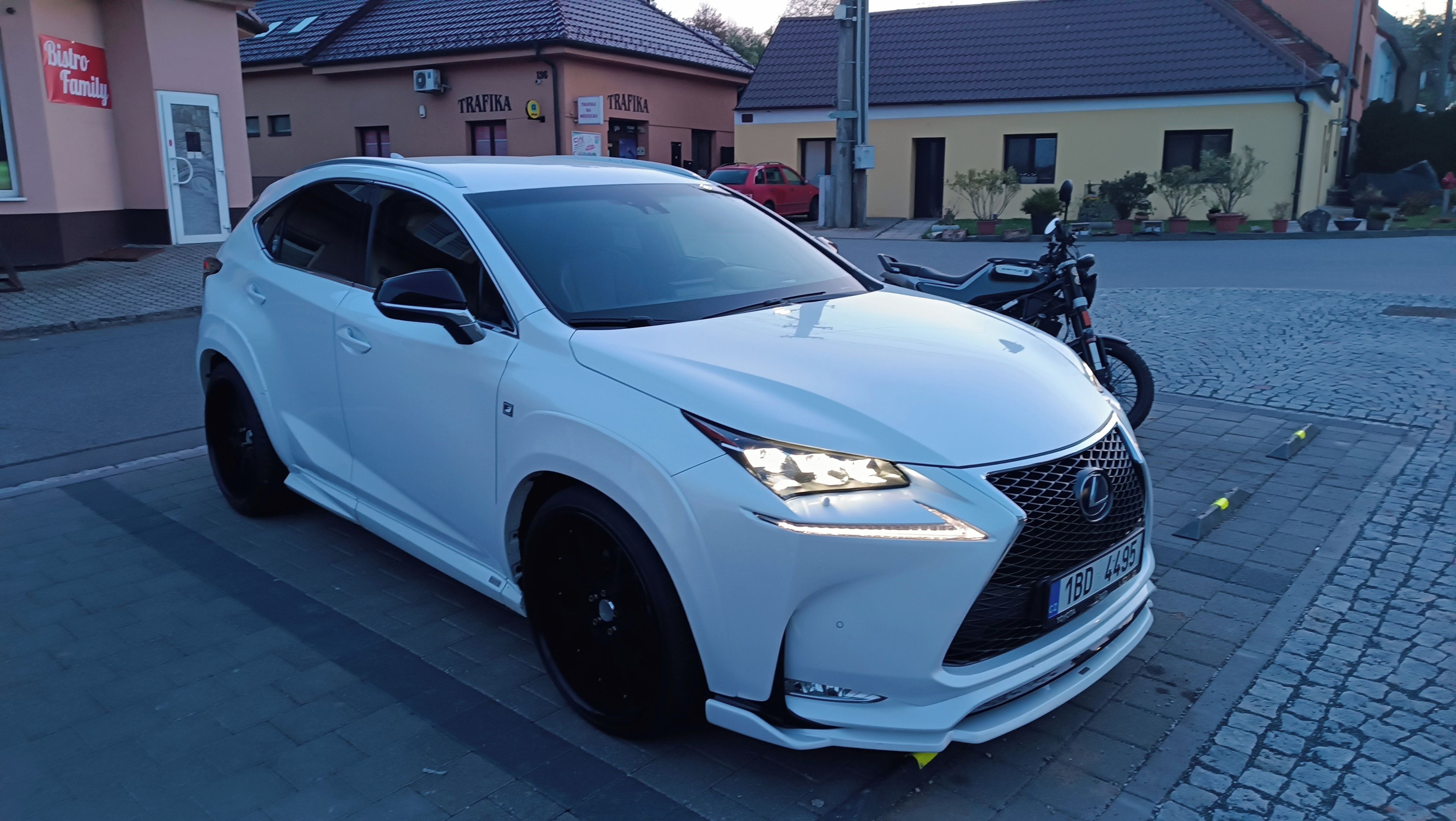 Lexus NX 300h, 4x4,TOP stav-43tis.km,body kit