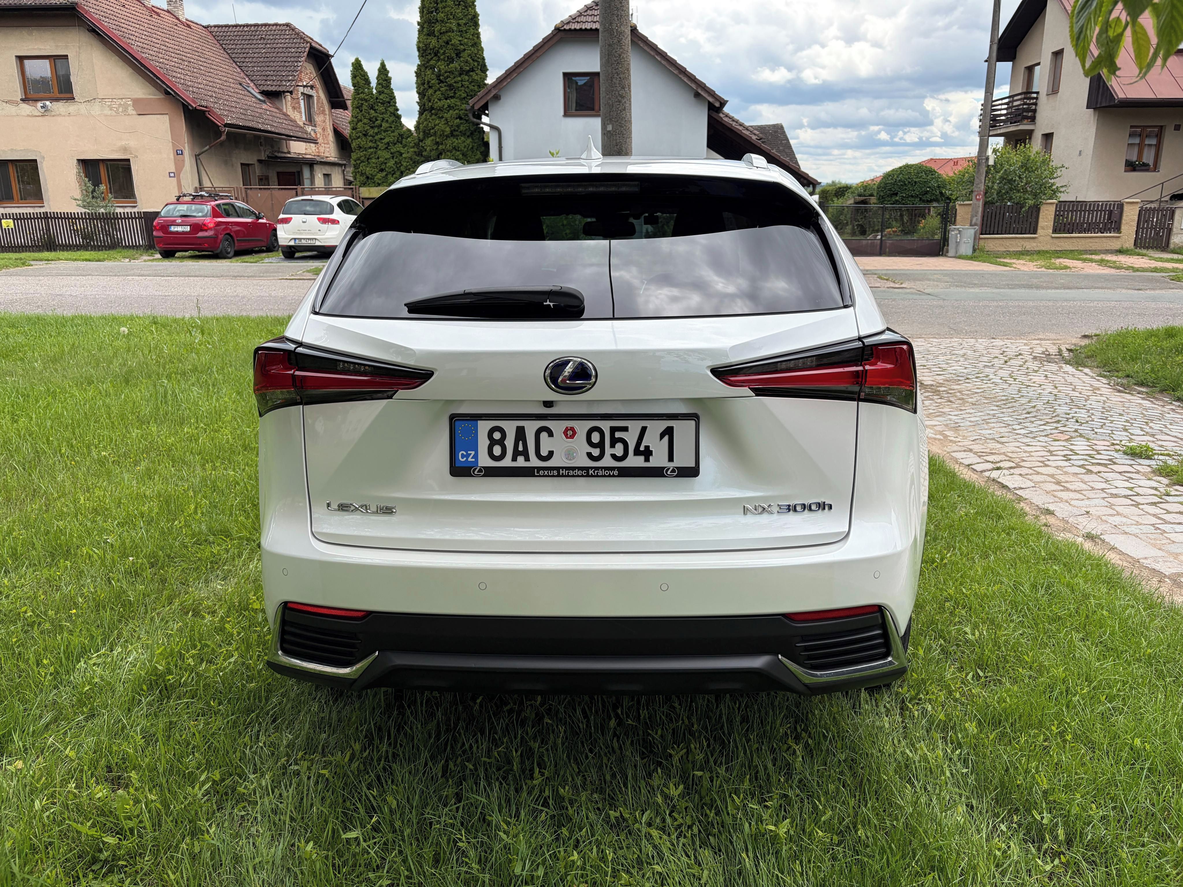 Lexus NX 300h, Lexus NX 300h 4x4 Limited - fotka 2