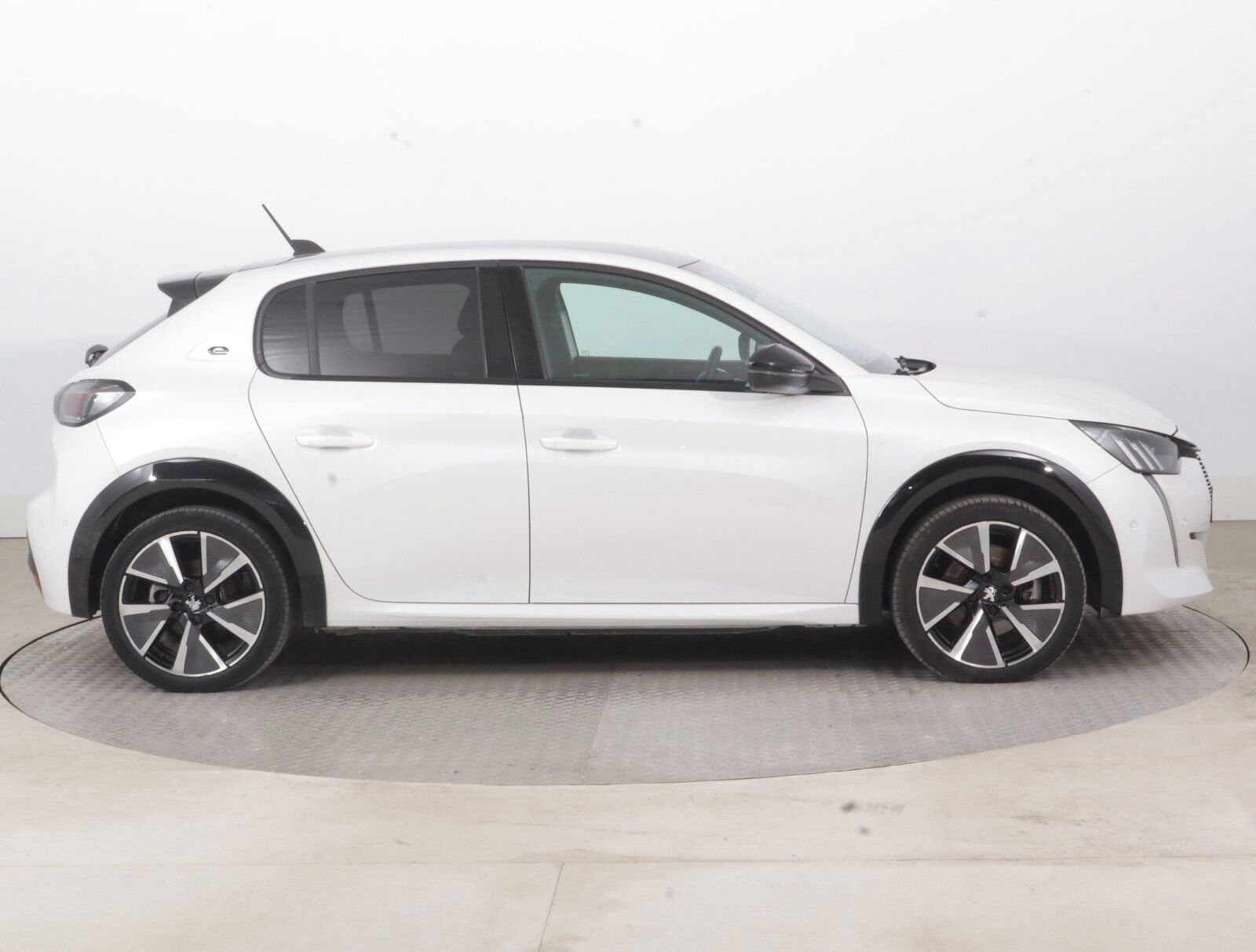 Peugeot 208, 50 kWh, SoH 86%, Automat - fotka 6