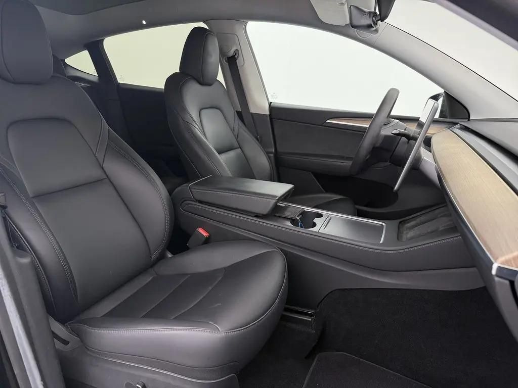Tesla Model Y, SR RWD LFP 220kW 1.Maj DPH - fotka 5