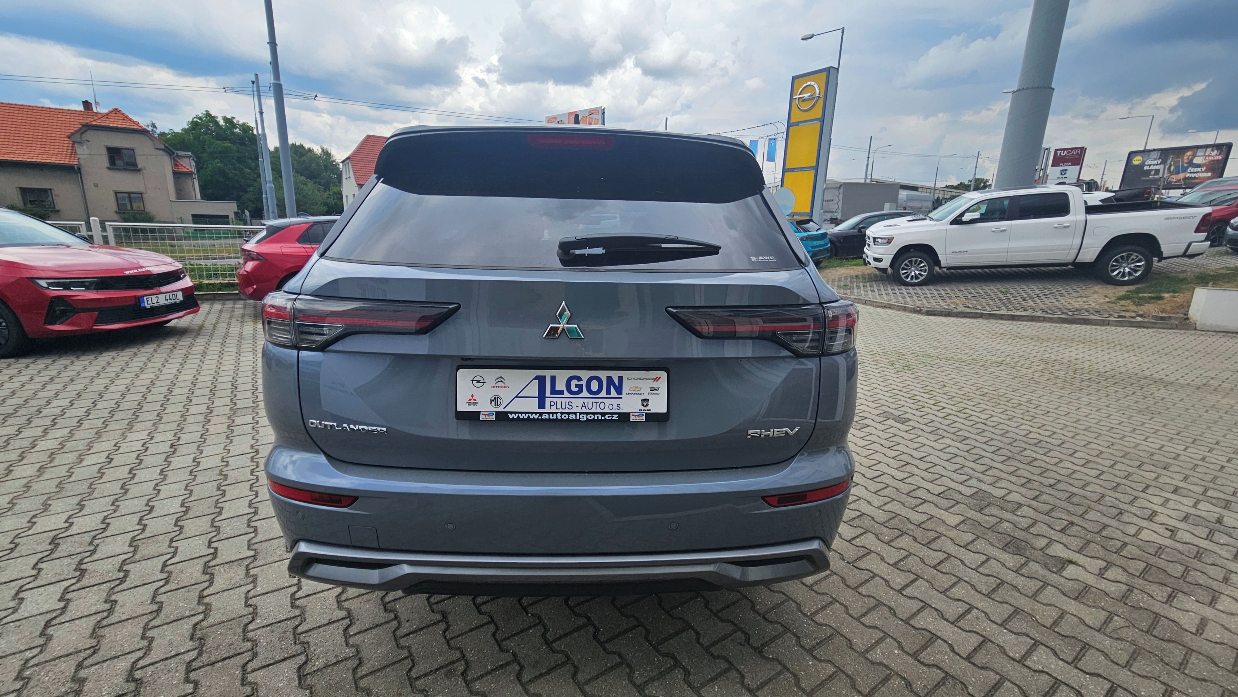 Mitsubishi Outlander, Instyle 2,4 PHEV 225kW AT 4x4 - fotka 4