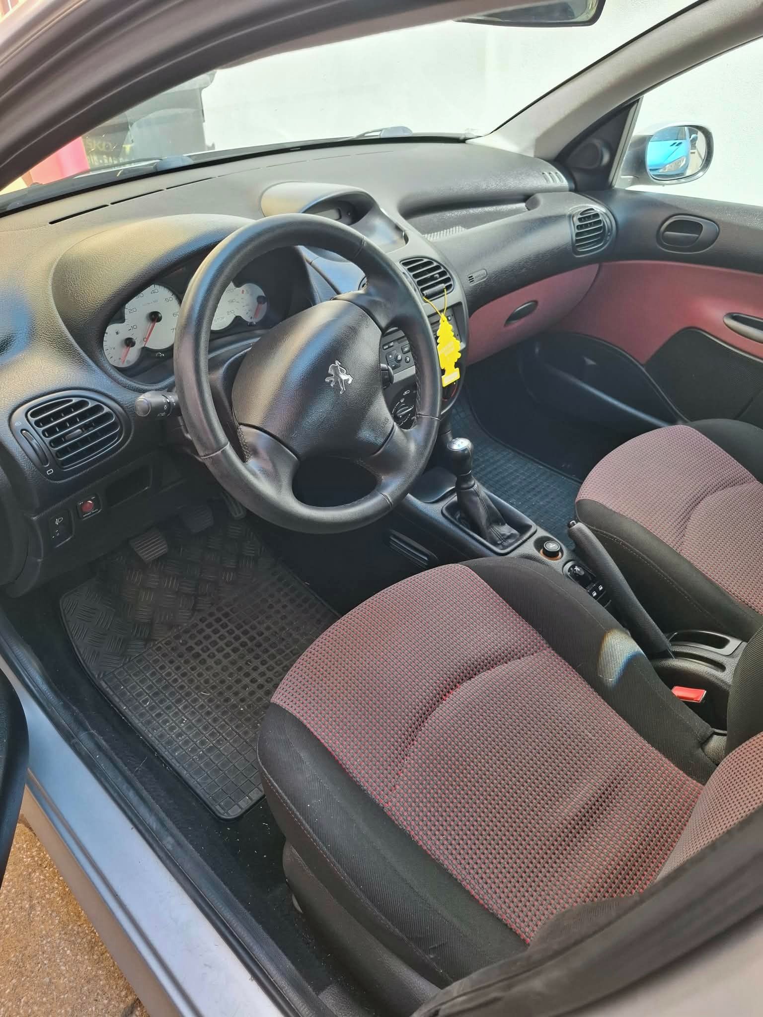 Peugeot 206, Peugeot 206 1,4 benzín - fotka 3