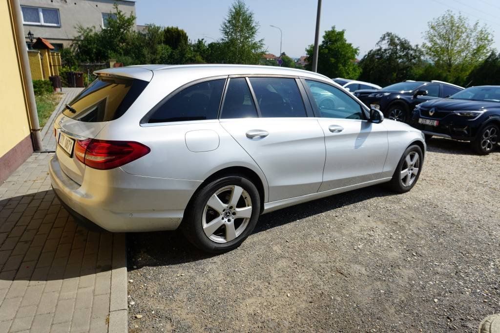 Mercedes-Benz Třídy C, C220  4 MATIC - fotka 5