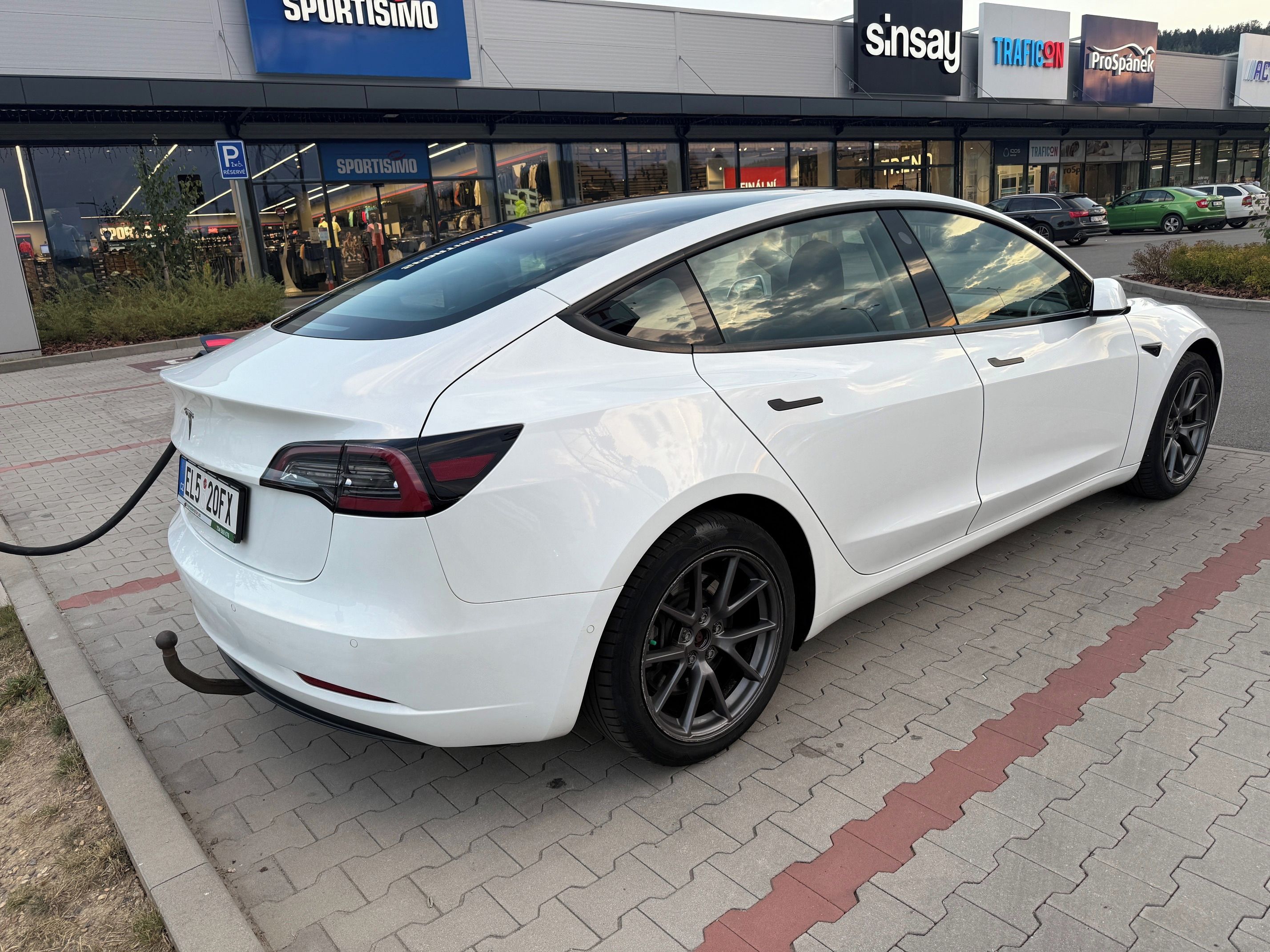 Tesla Model 3, LFP, SoH 90,5 %, tažné, DPH - fotka 2