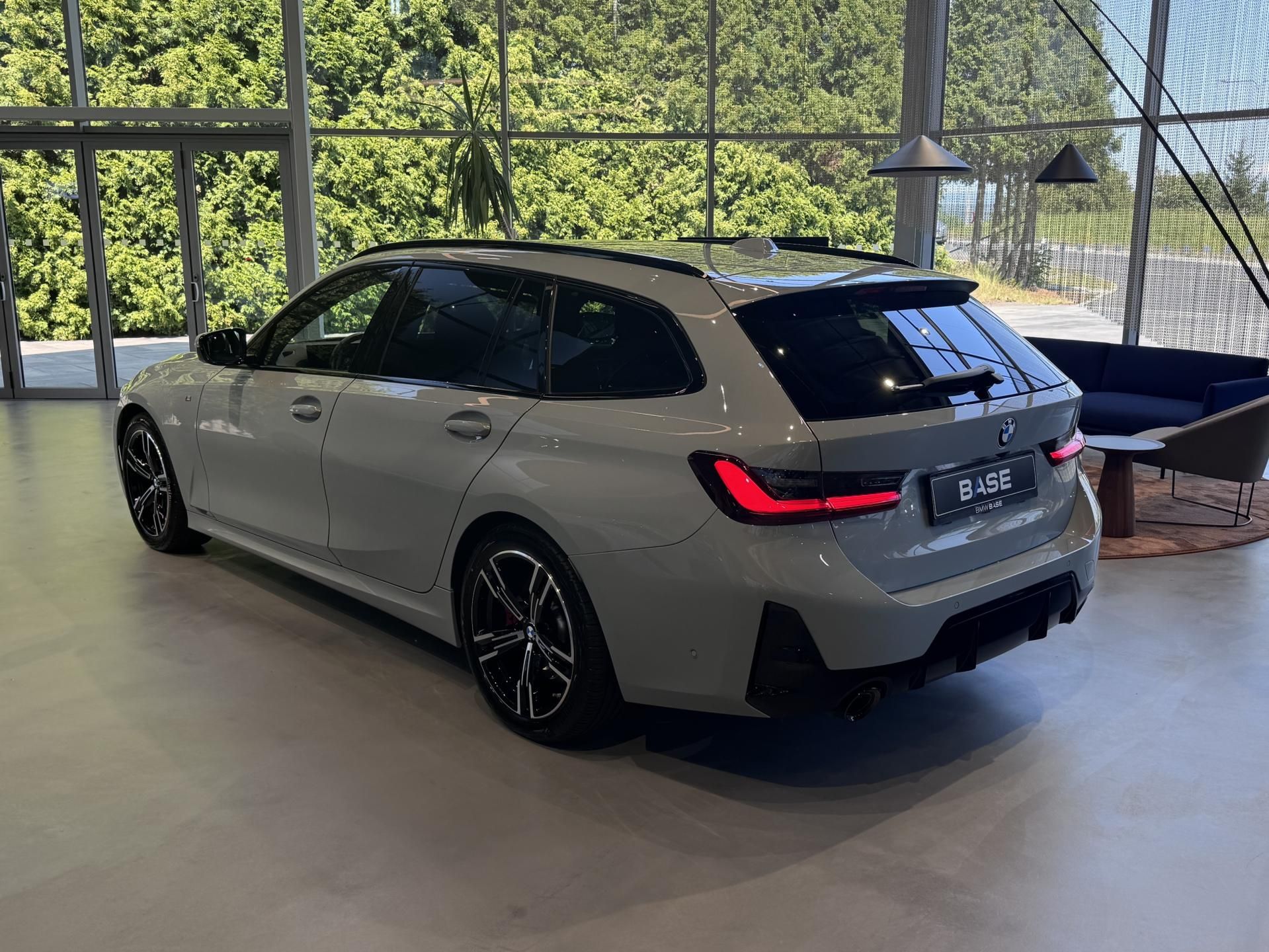 BMW Řada 3, 320d xDrive Touring M-Sport - fotka 3