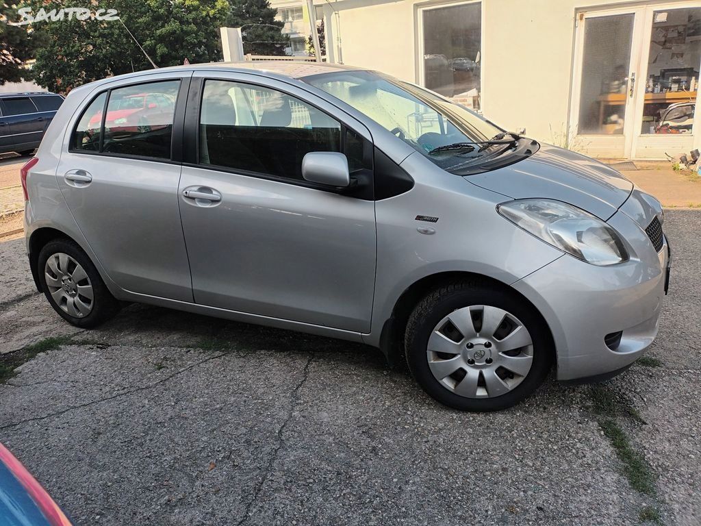 Toyota Yaris, 1.3VVT-I 63KW servisovaný - fotka 3