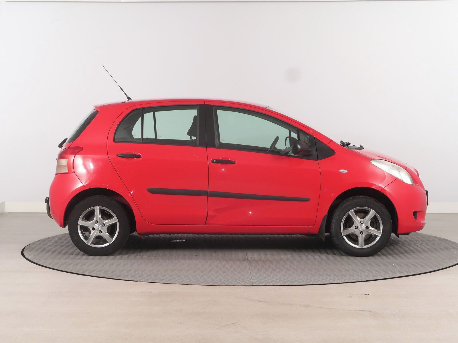 Toyota Yaris, 1.0 VVT-i, po STK, Tažné - fotka 6